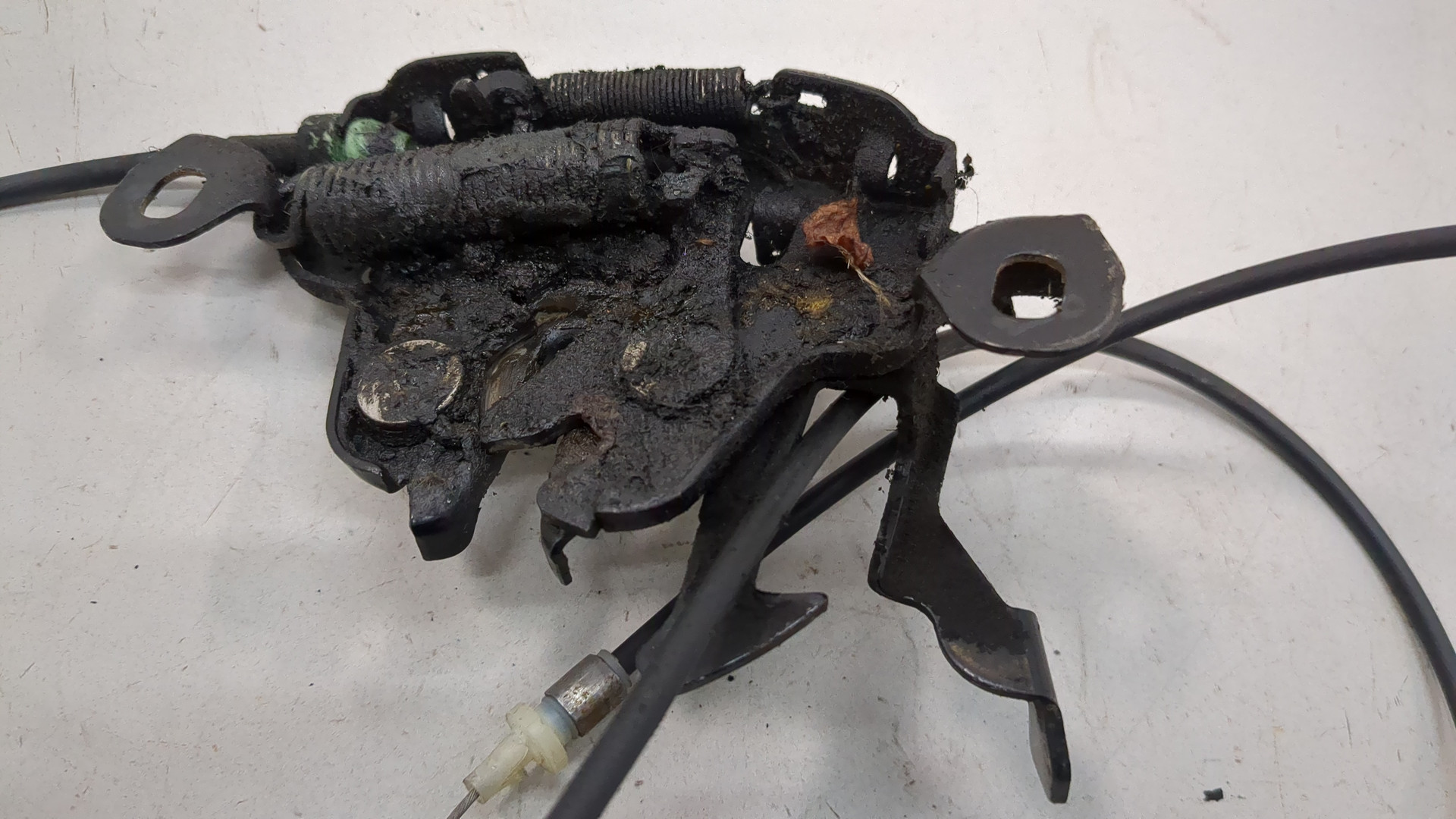 Замок капота