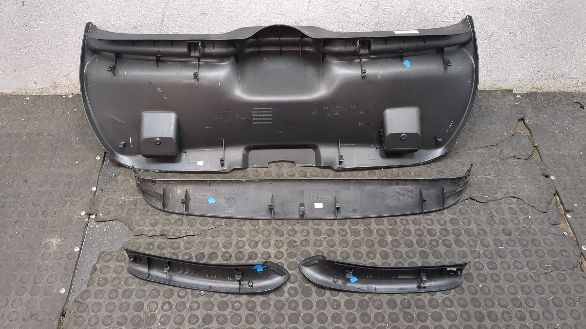 Обшивка двери багажника