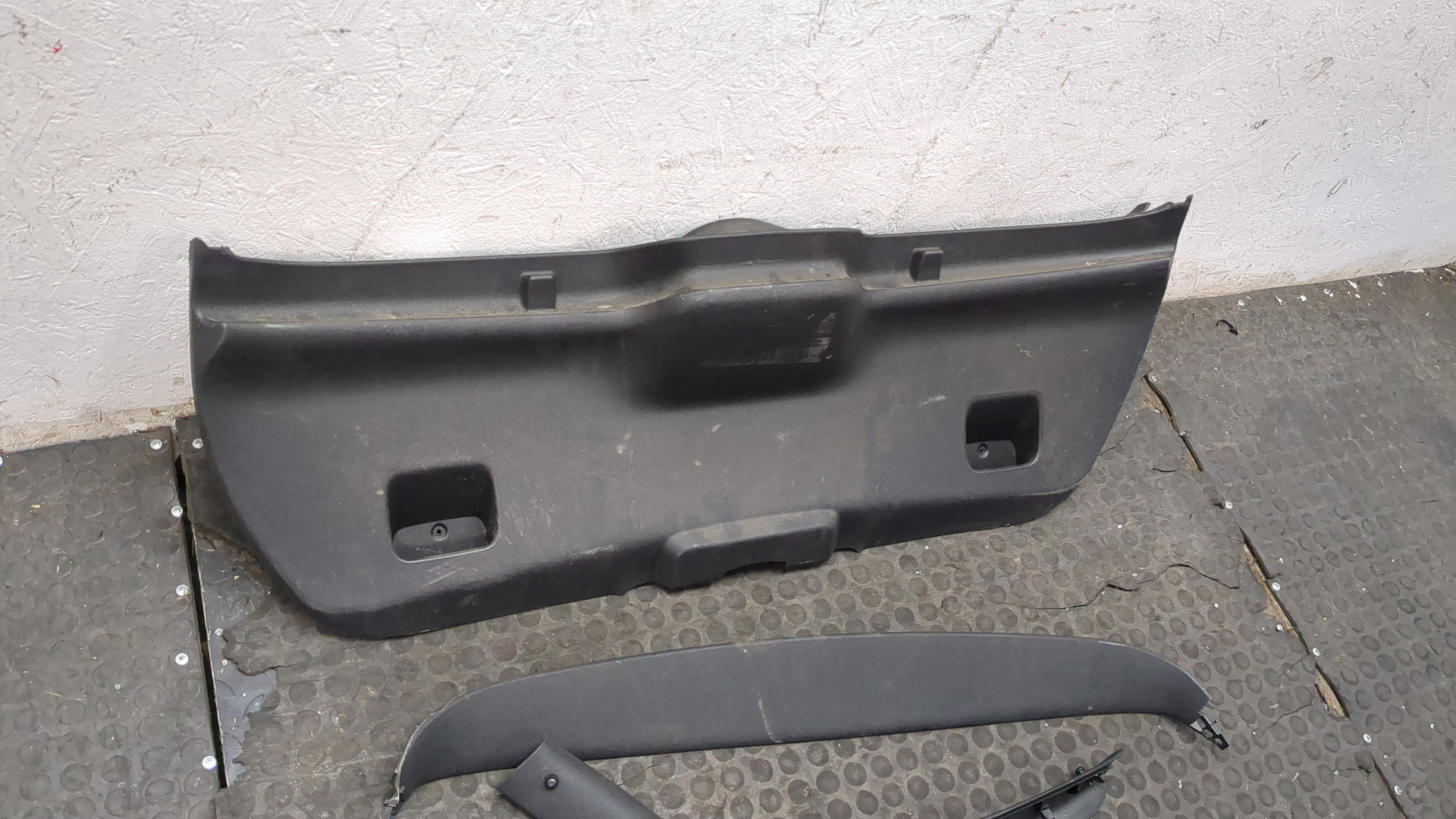 Обшивка двери багажника