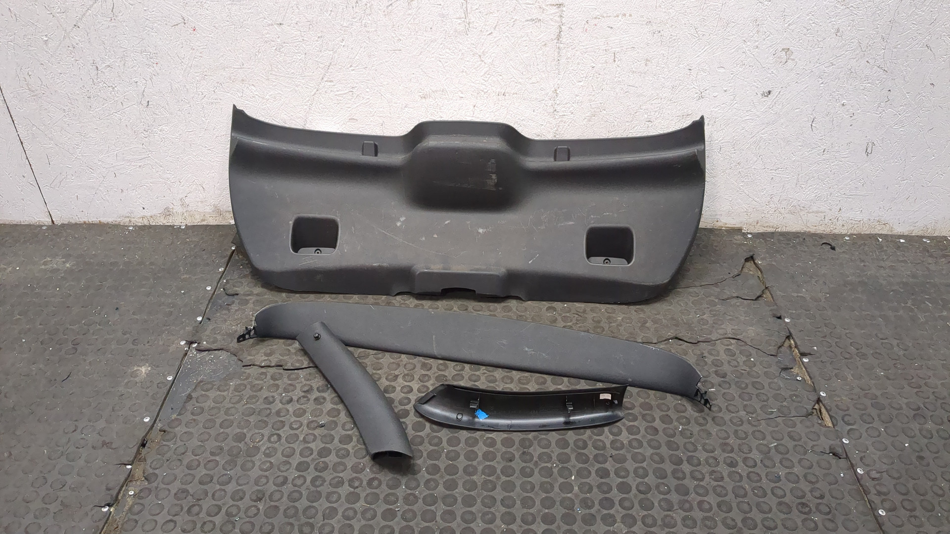 Обшивка двери багажника