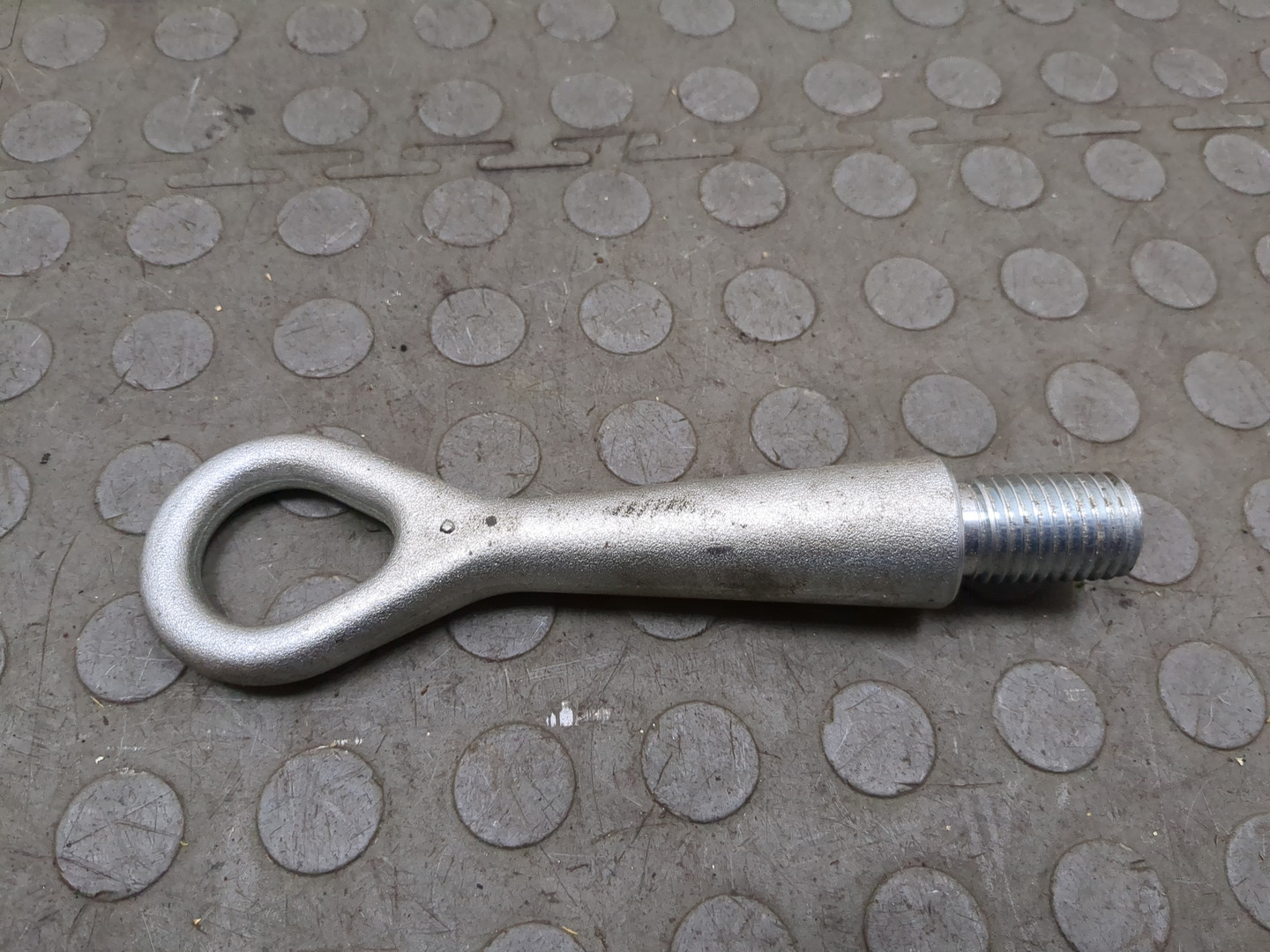 Крюк буксировочный