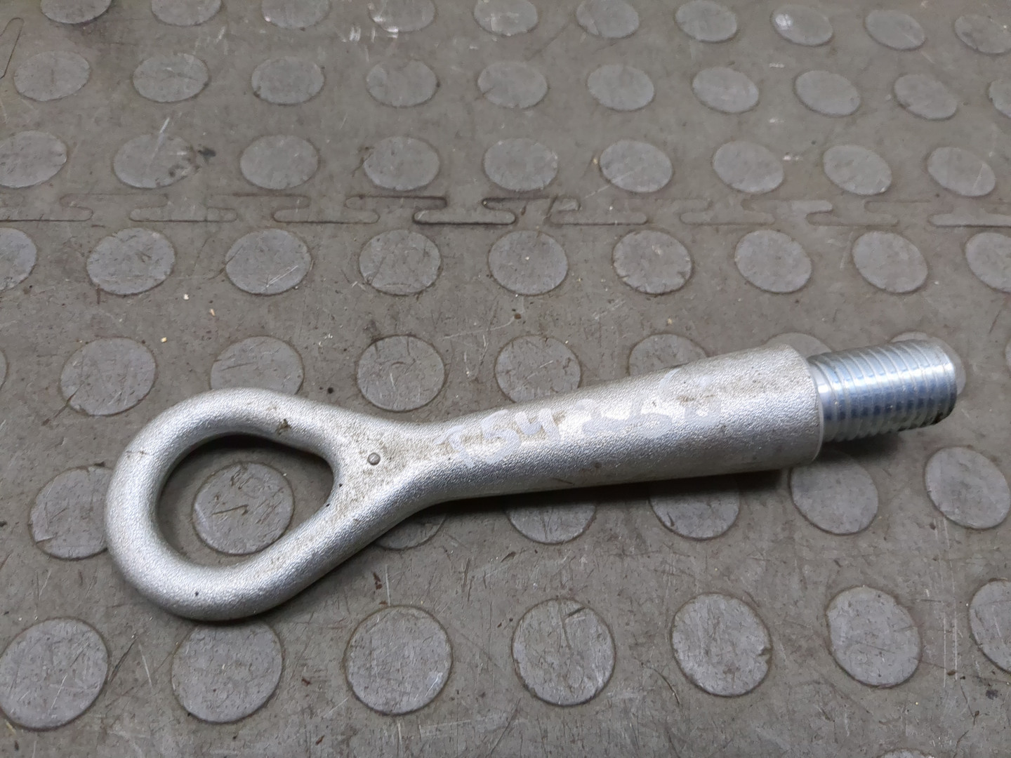 Крюк буксировочный