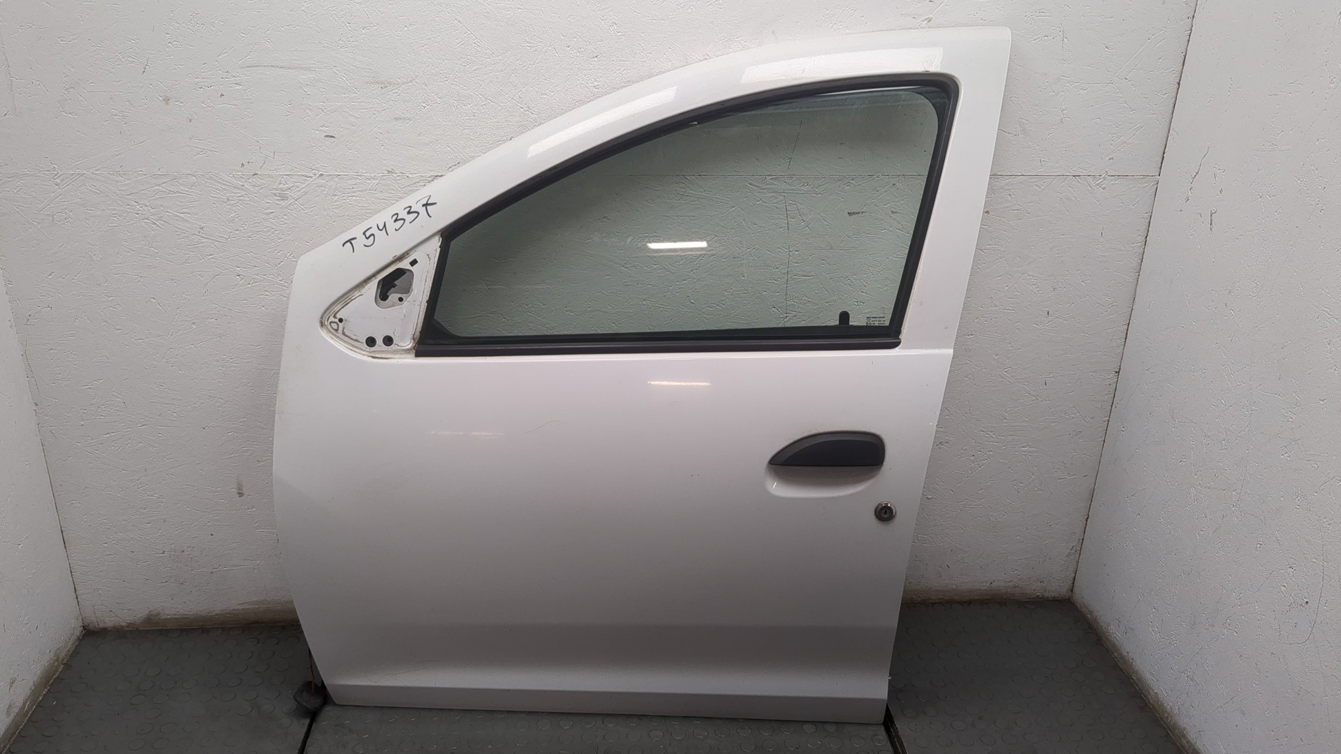 Дверь передняя левая
