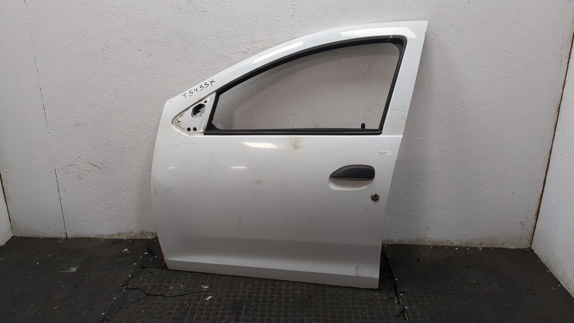Дверь передняя левая