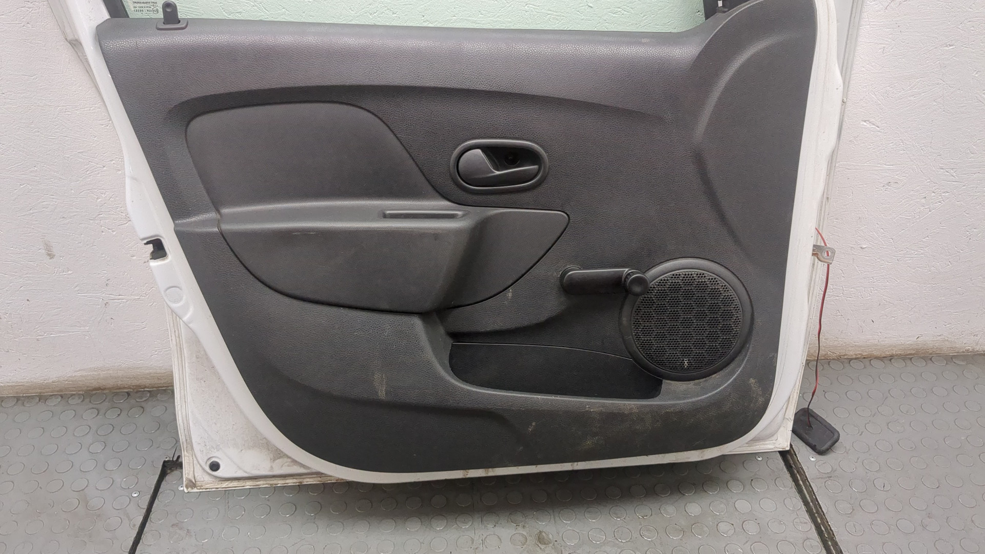 Дверь передняя левая