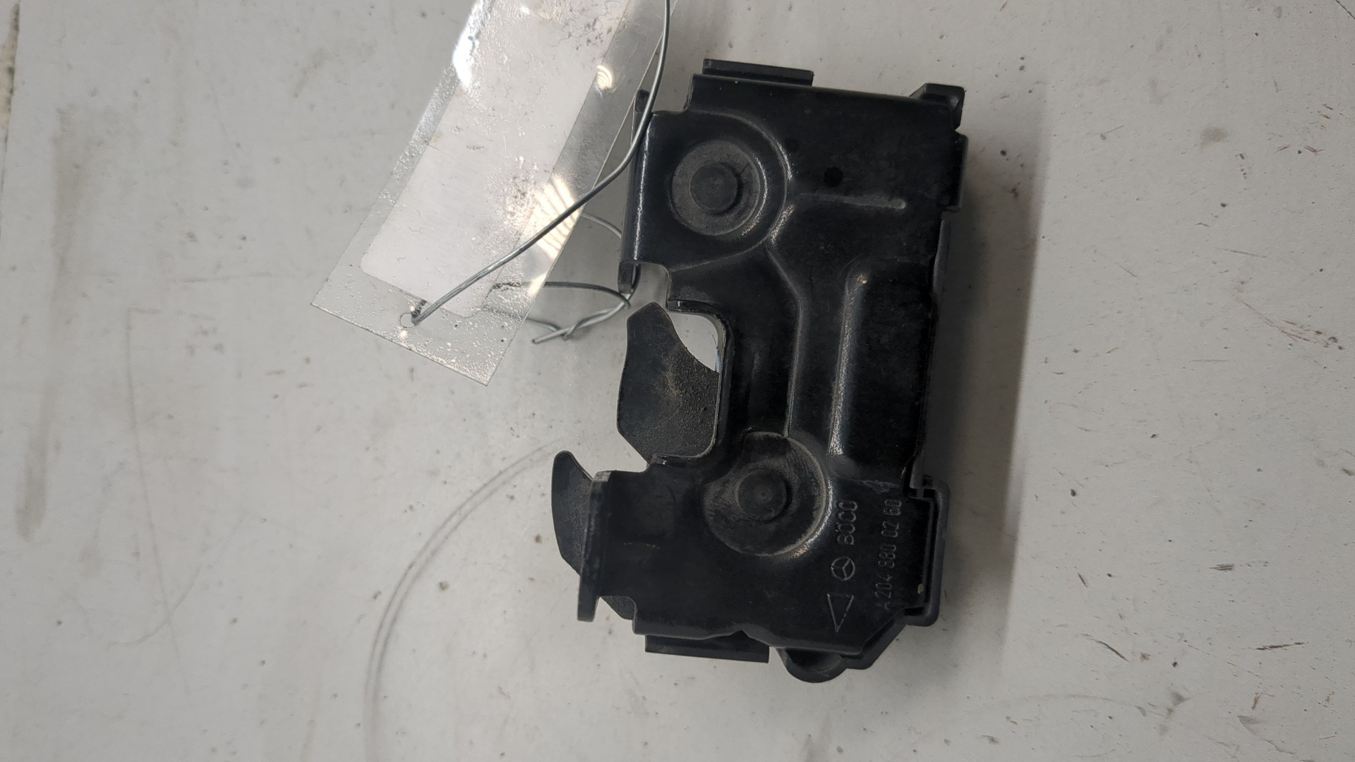 Замок капота