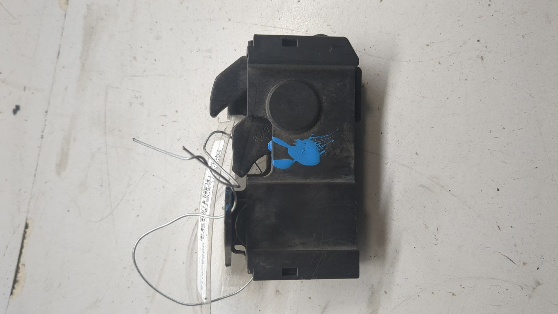 Замок капота