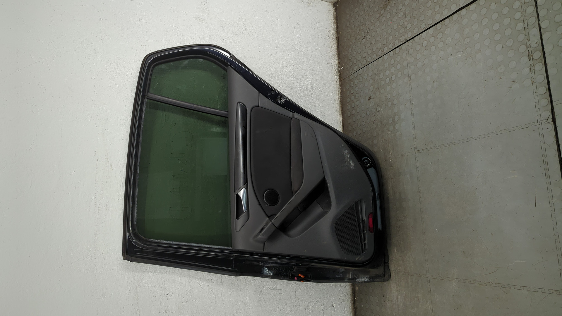 Дверь задняя правая