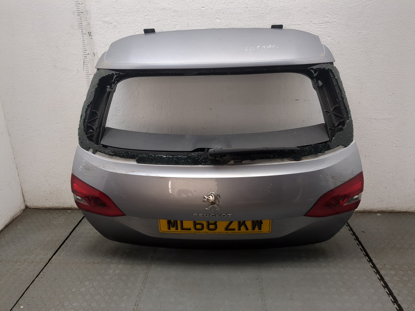 Дверь багажника