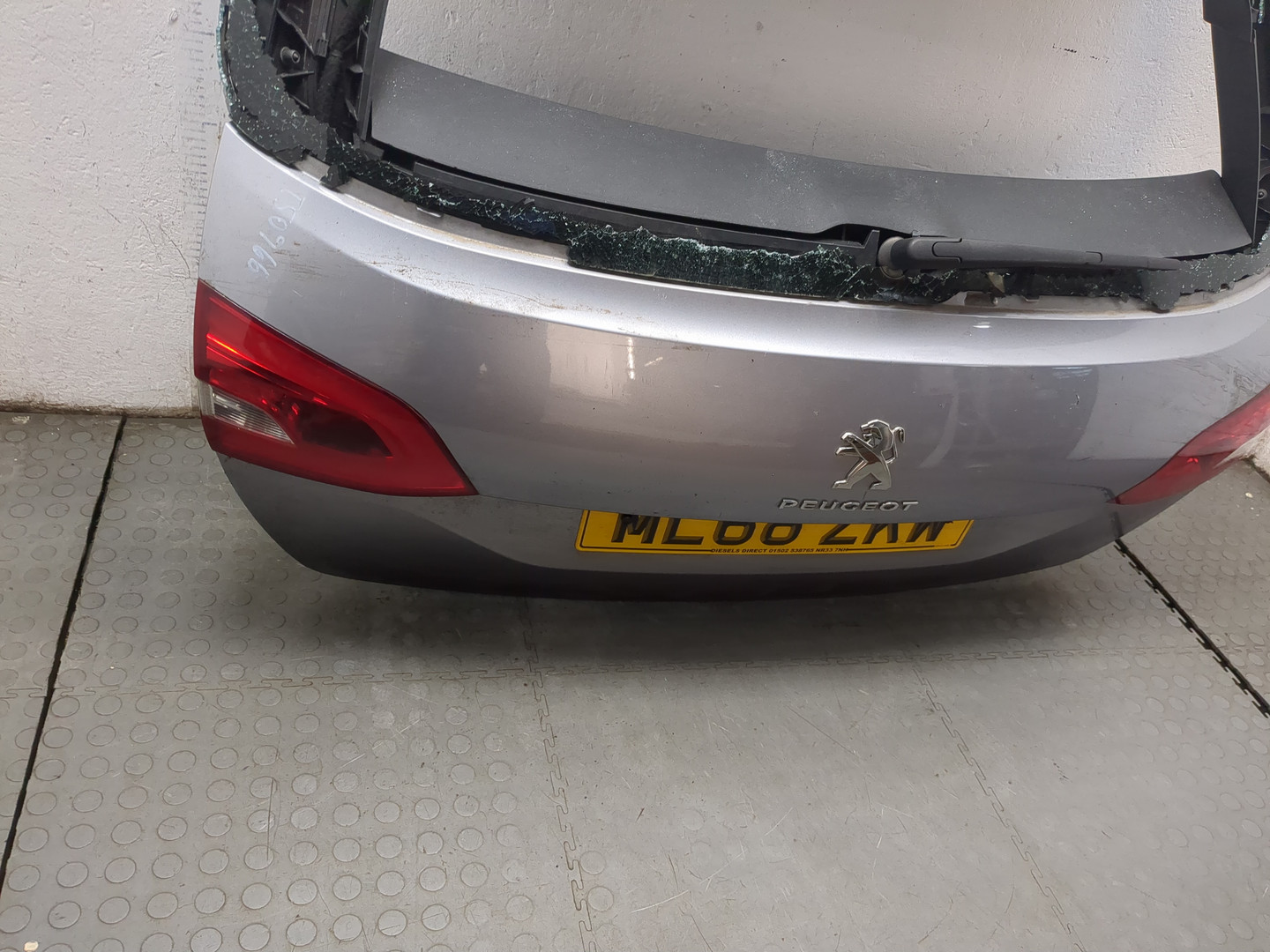 Дверь багажника