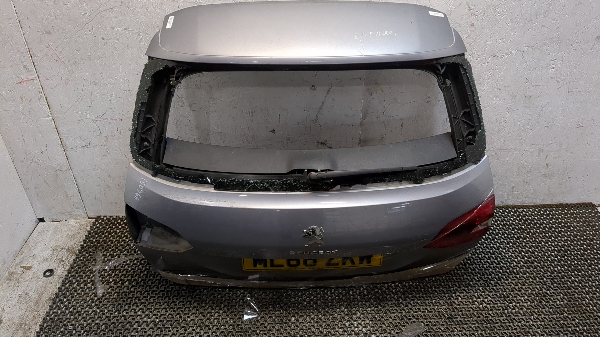 Дверь багажника