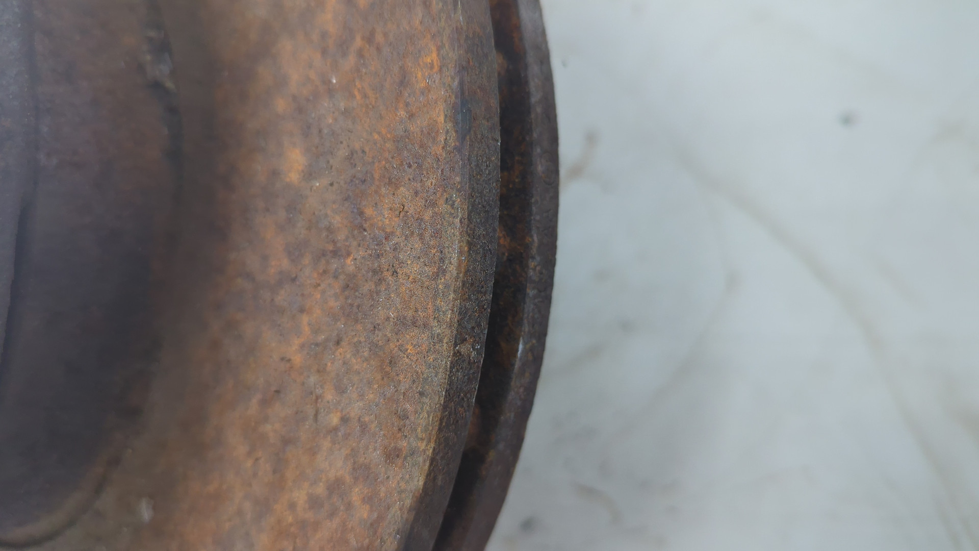 Кулак поворотный передний правый