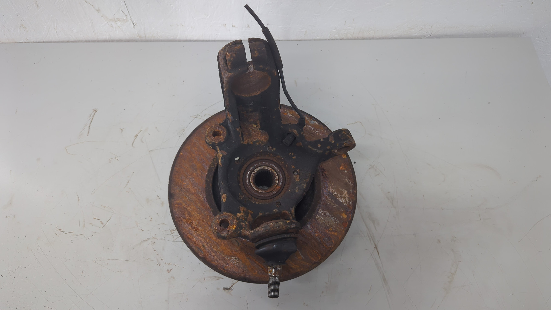 Кулак поворотный передний правый