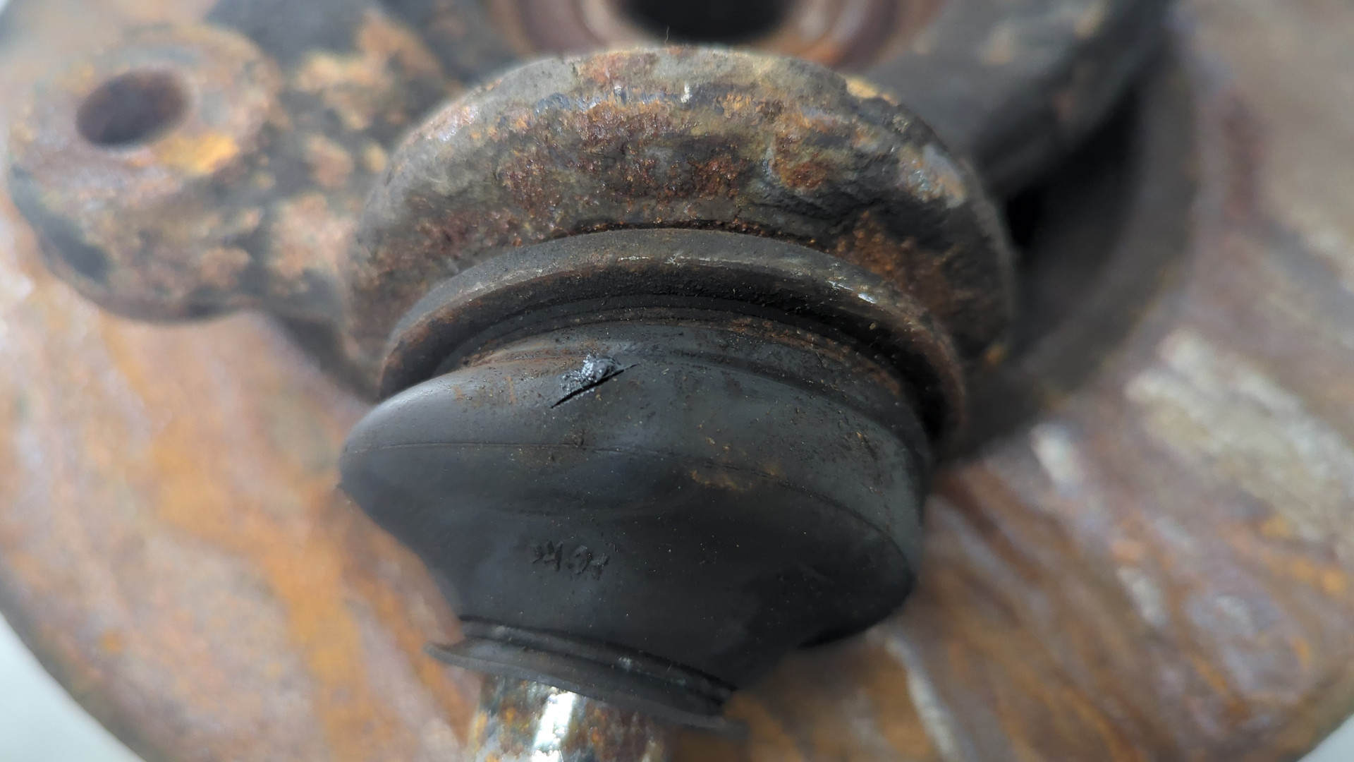 Кулак поворотный передний правый