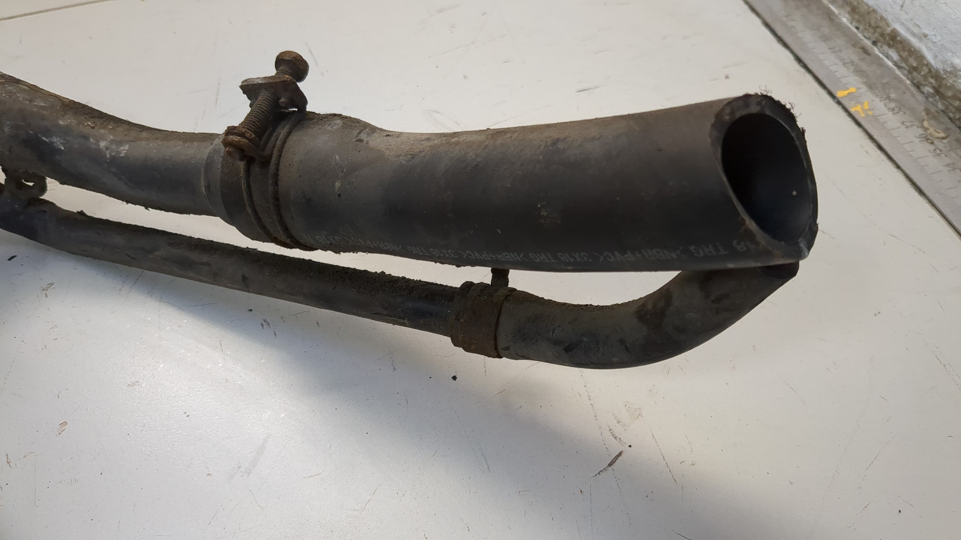 Горловина топливного бака