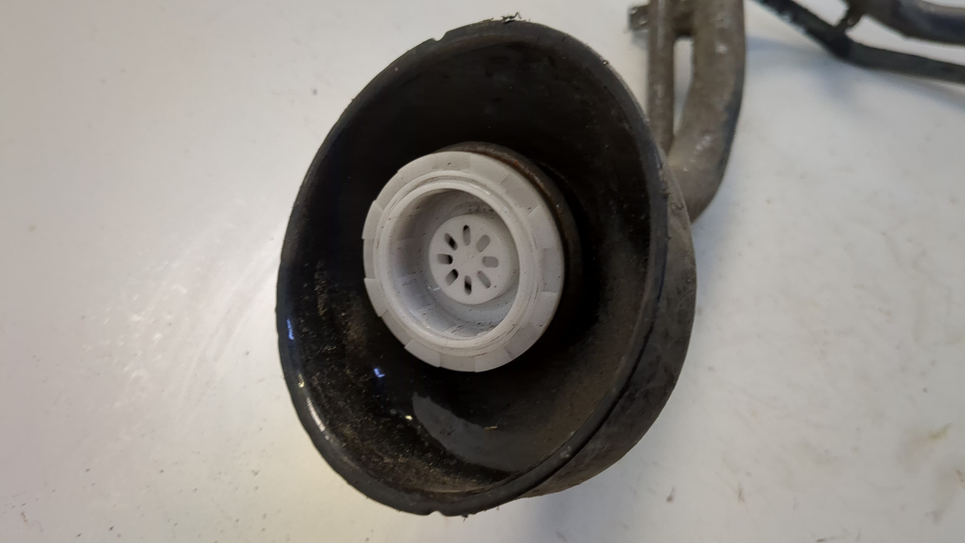 Горловина топливного бака