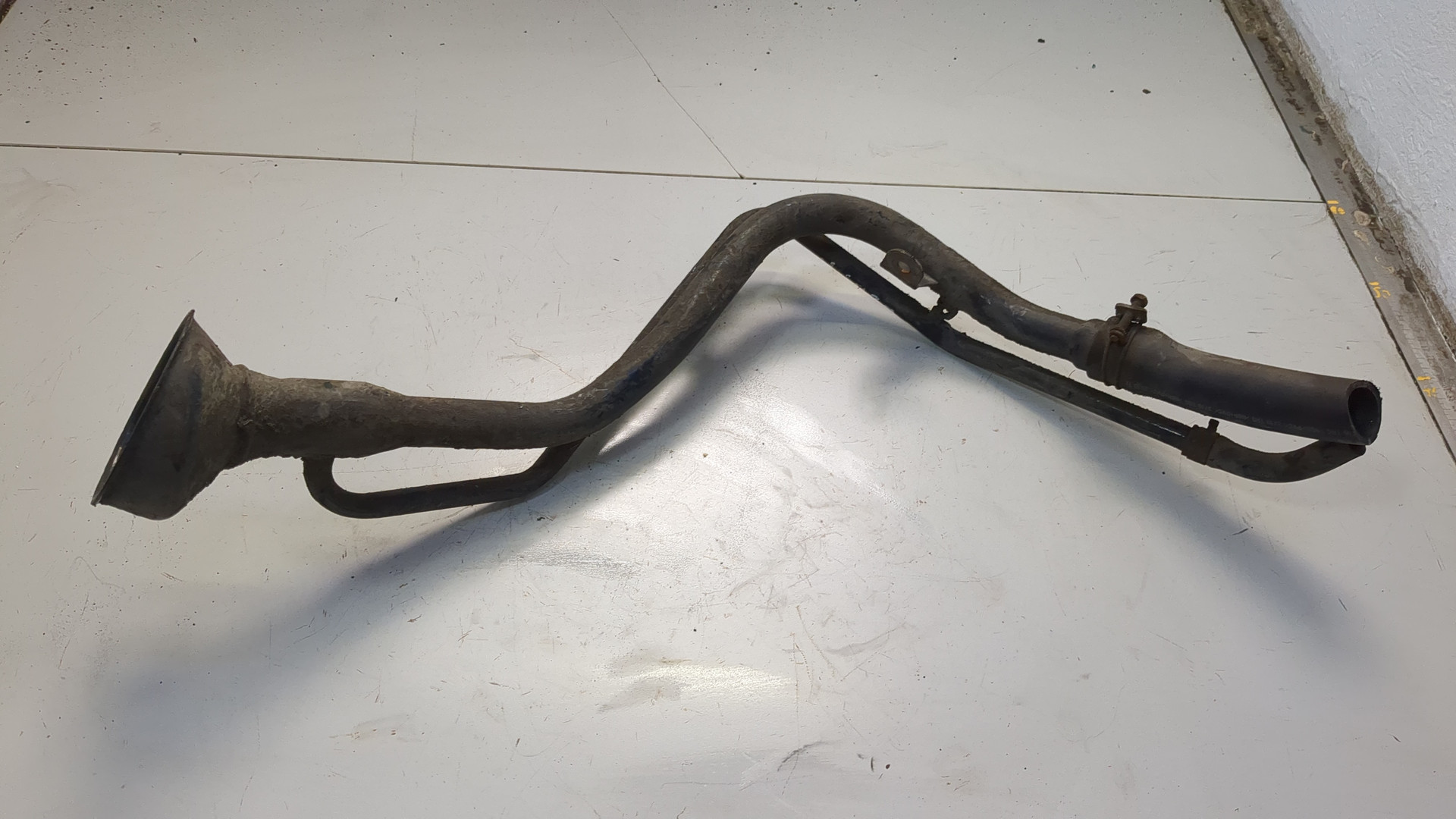 Горловина топливного бака