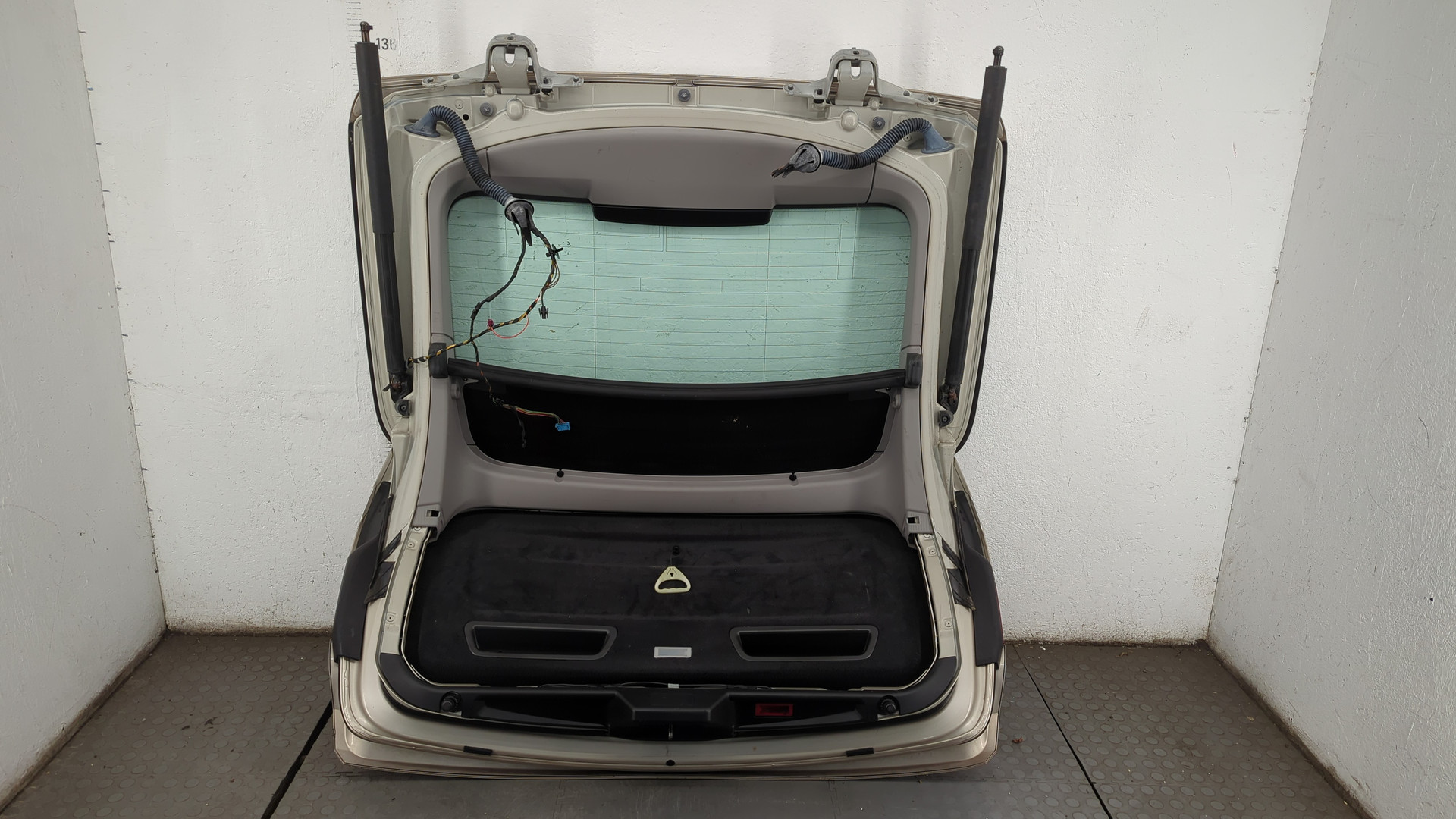 Дверь багажника