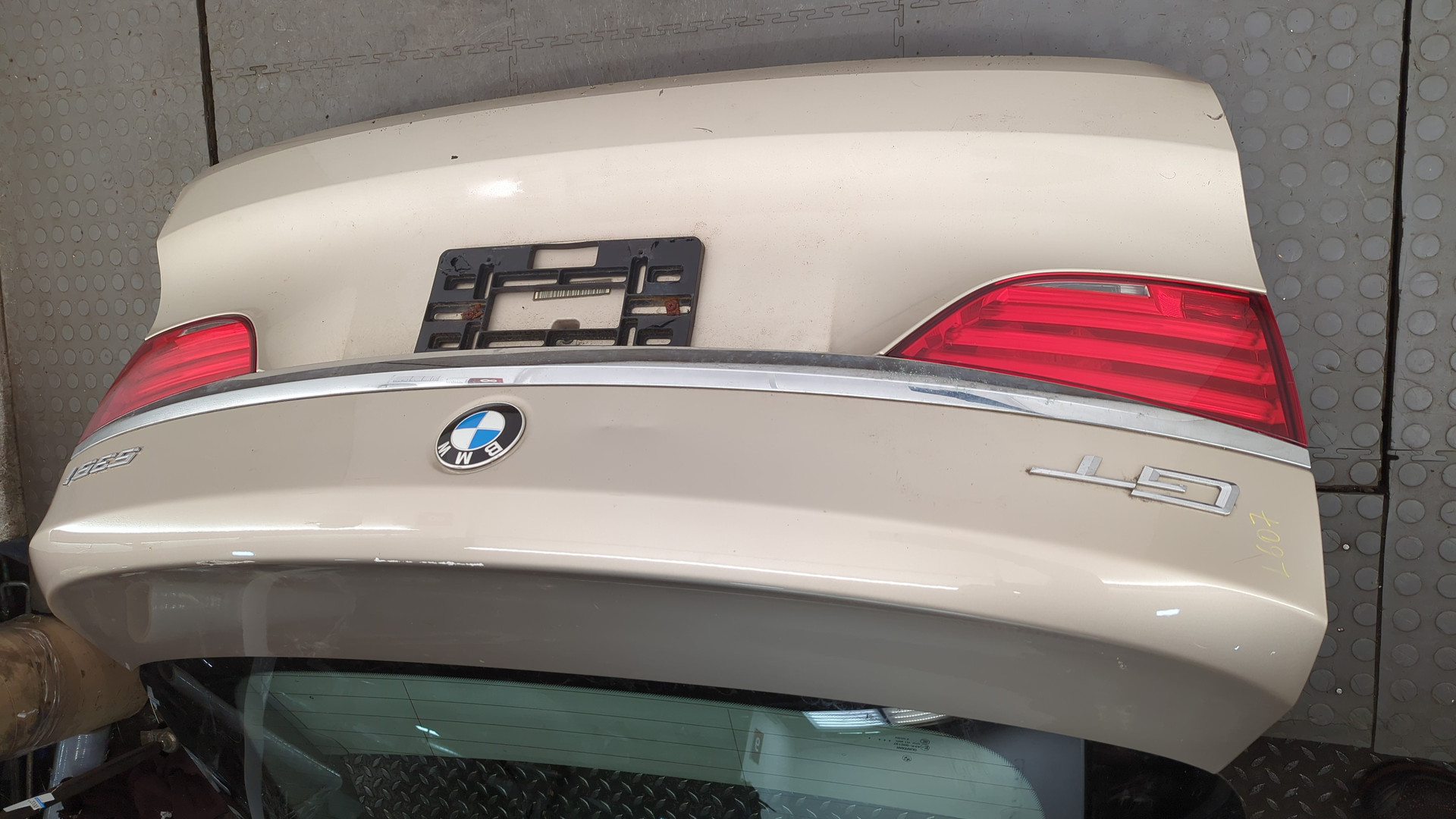 Дверь багажника