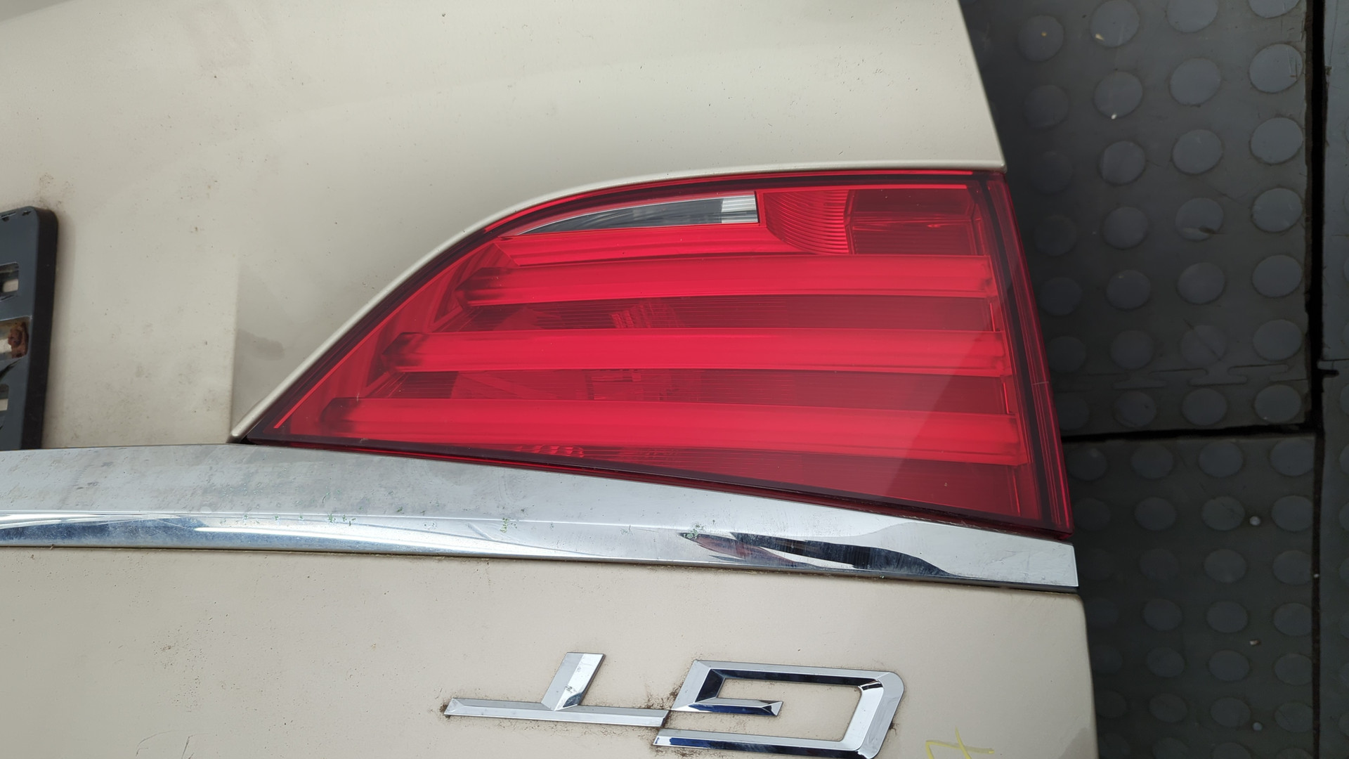 Дверь багажника