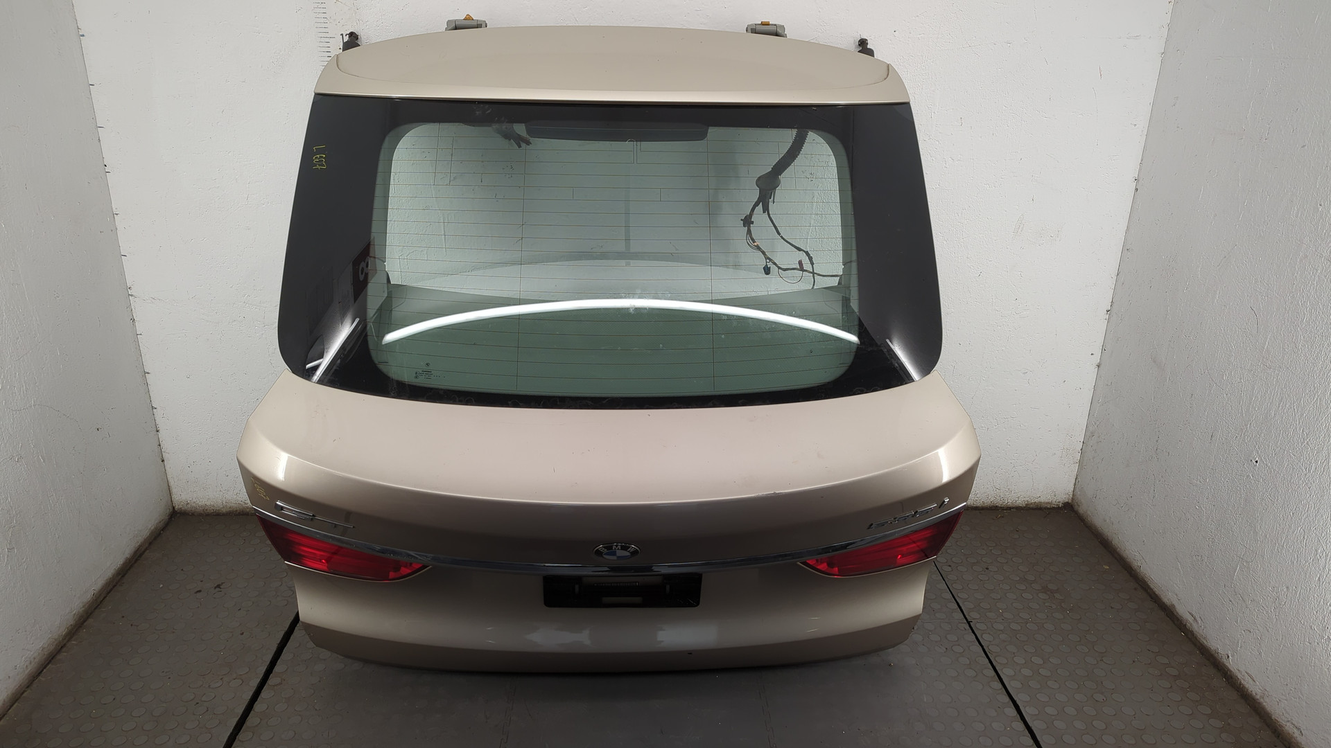 Дверь багажника