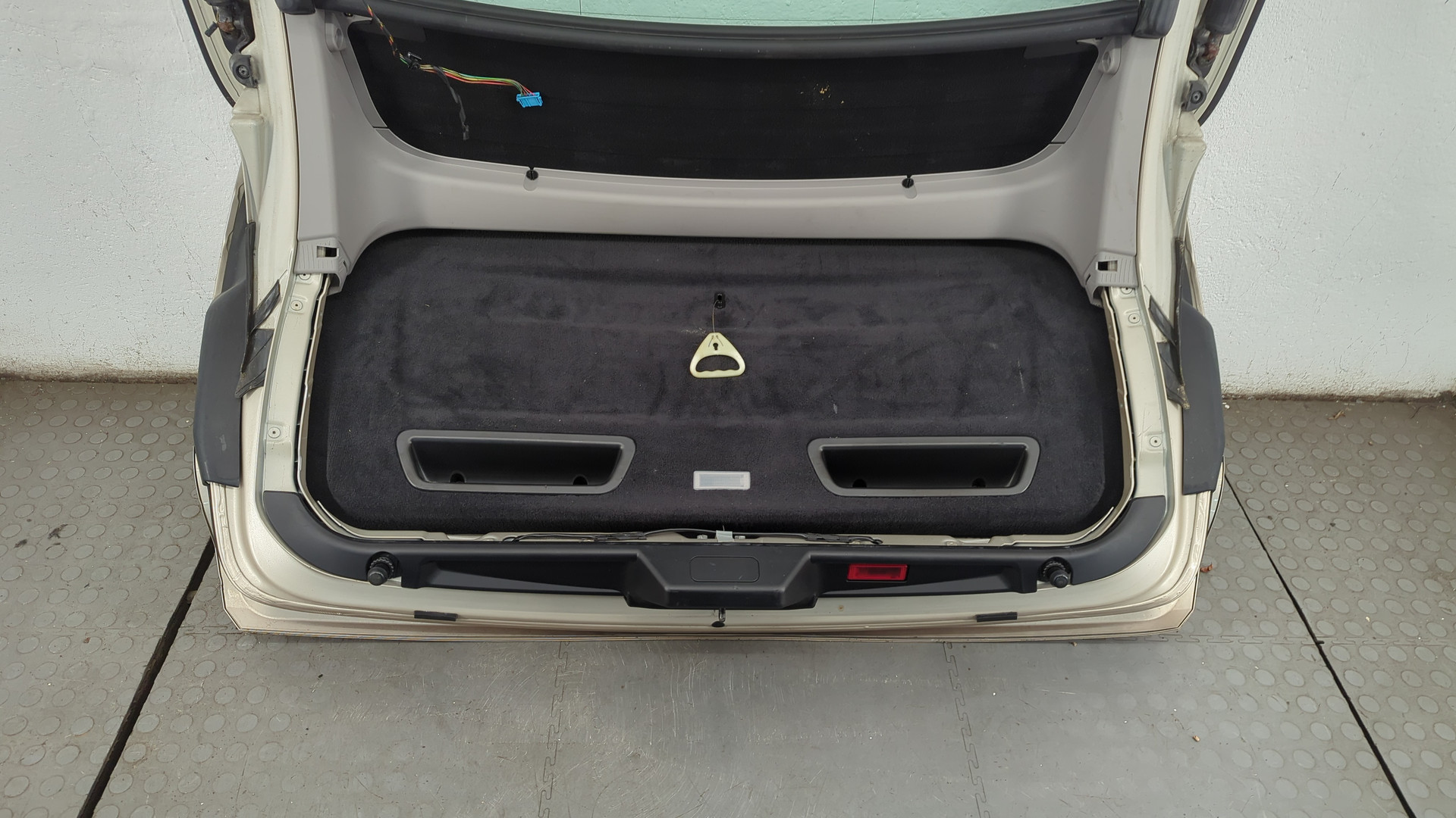 Дверь багажника