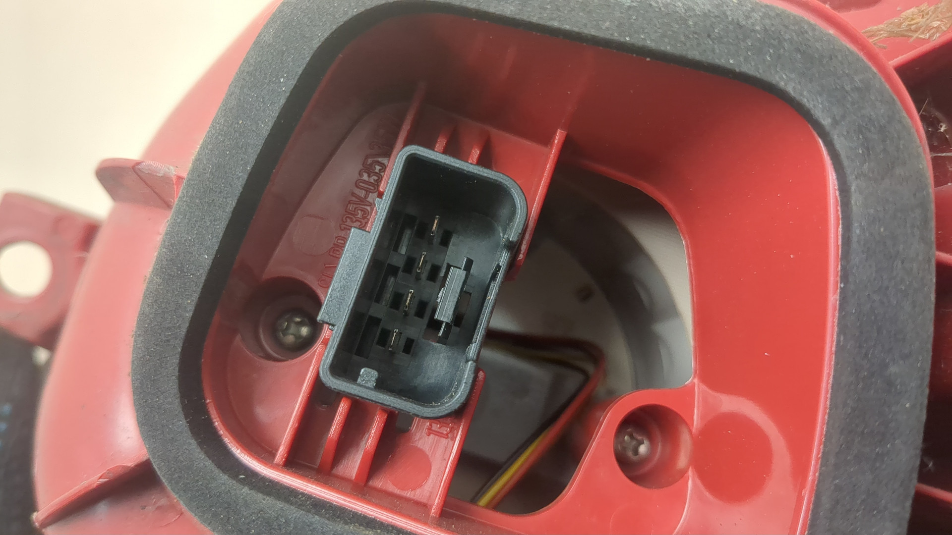 Фонарь задний левый