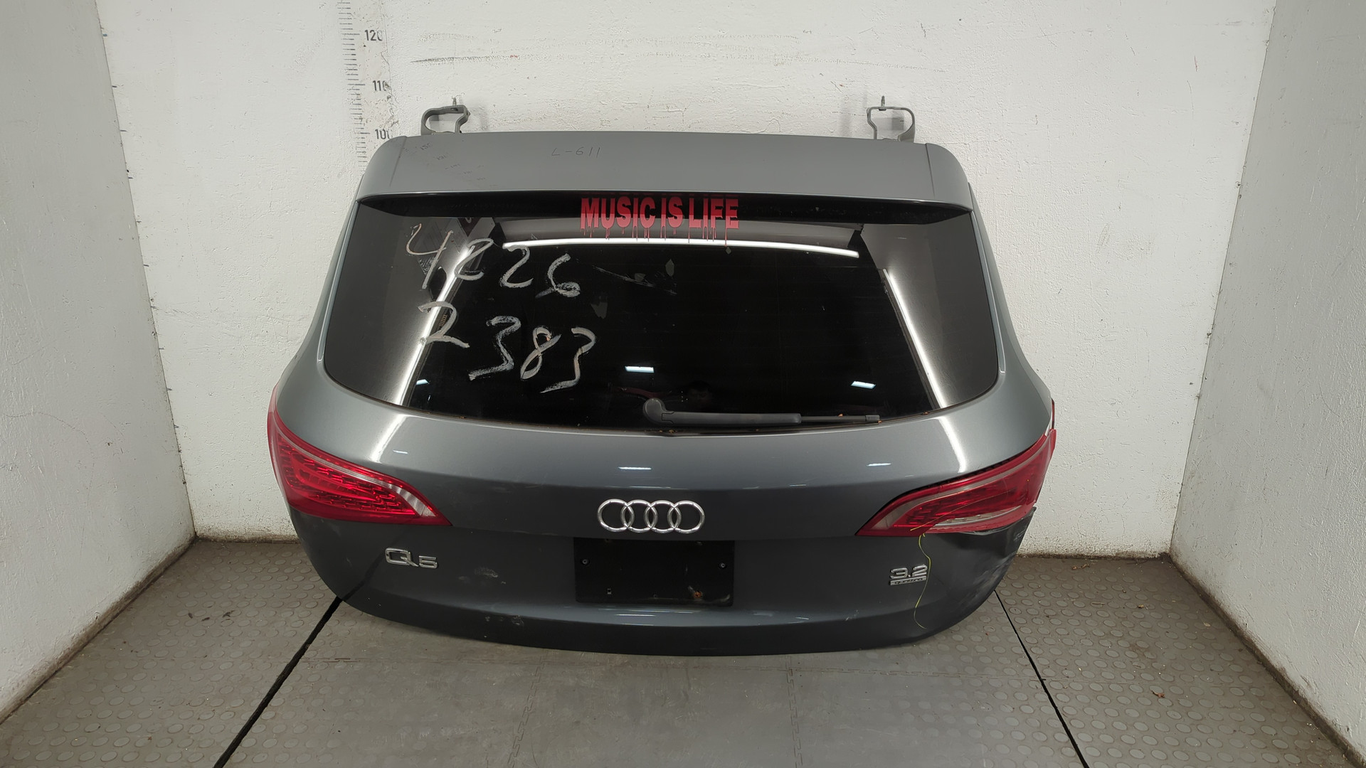 Дверь багажника