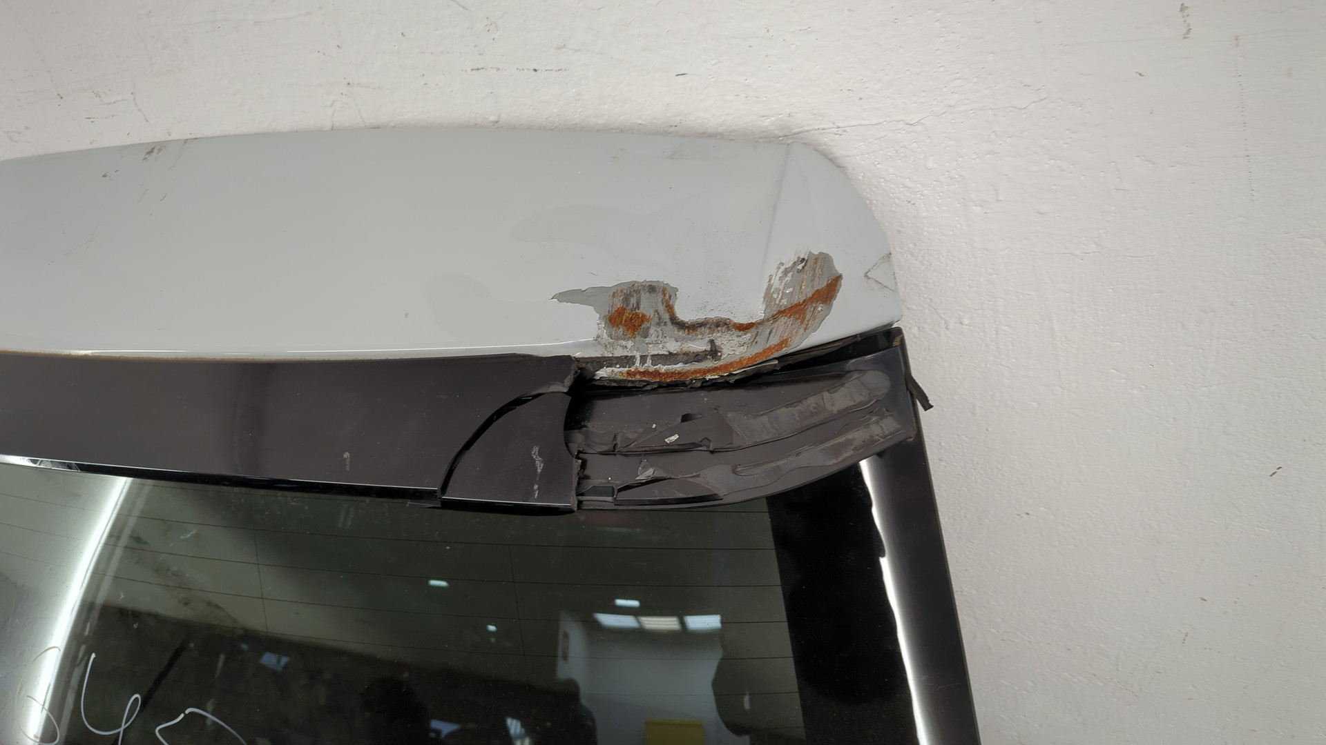 Дверь багажника