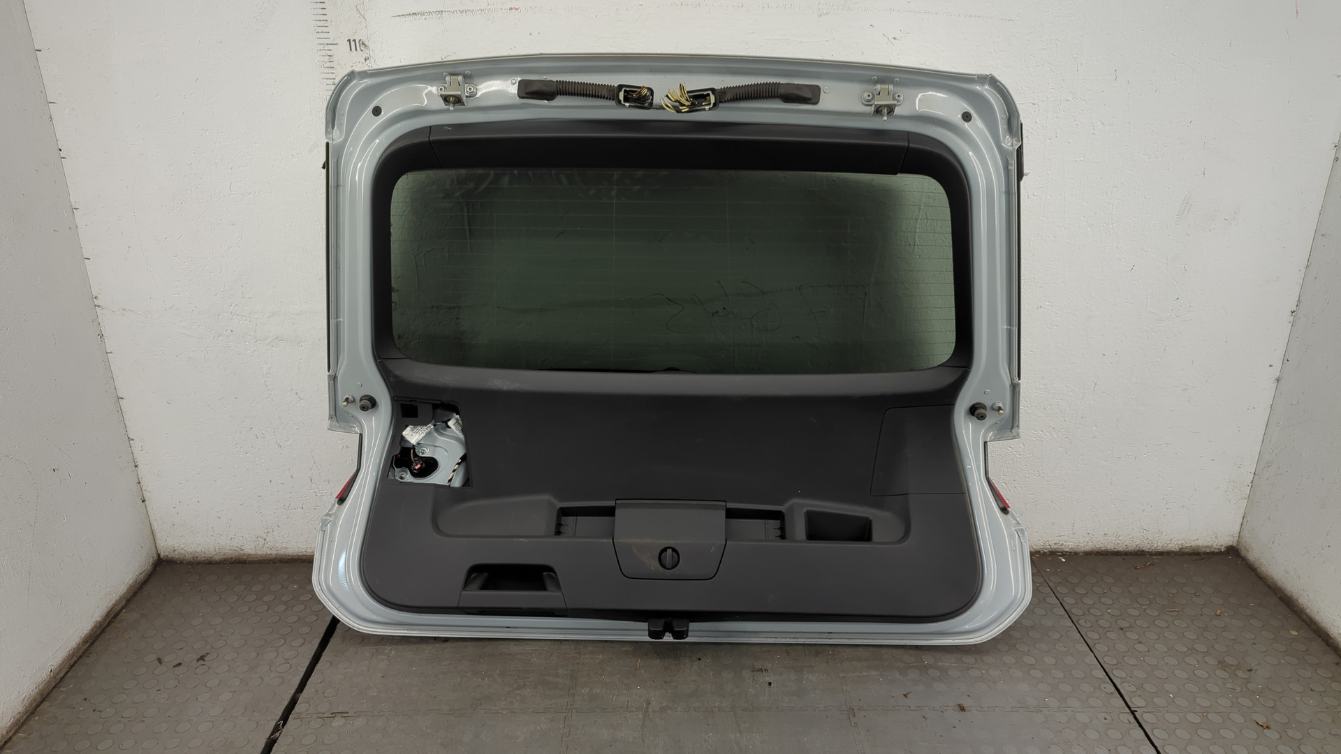 Дверь багажника