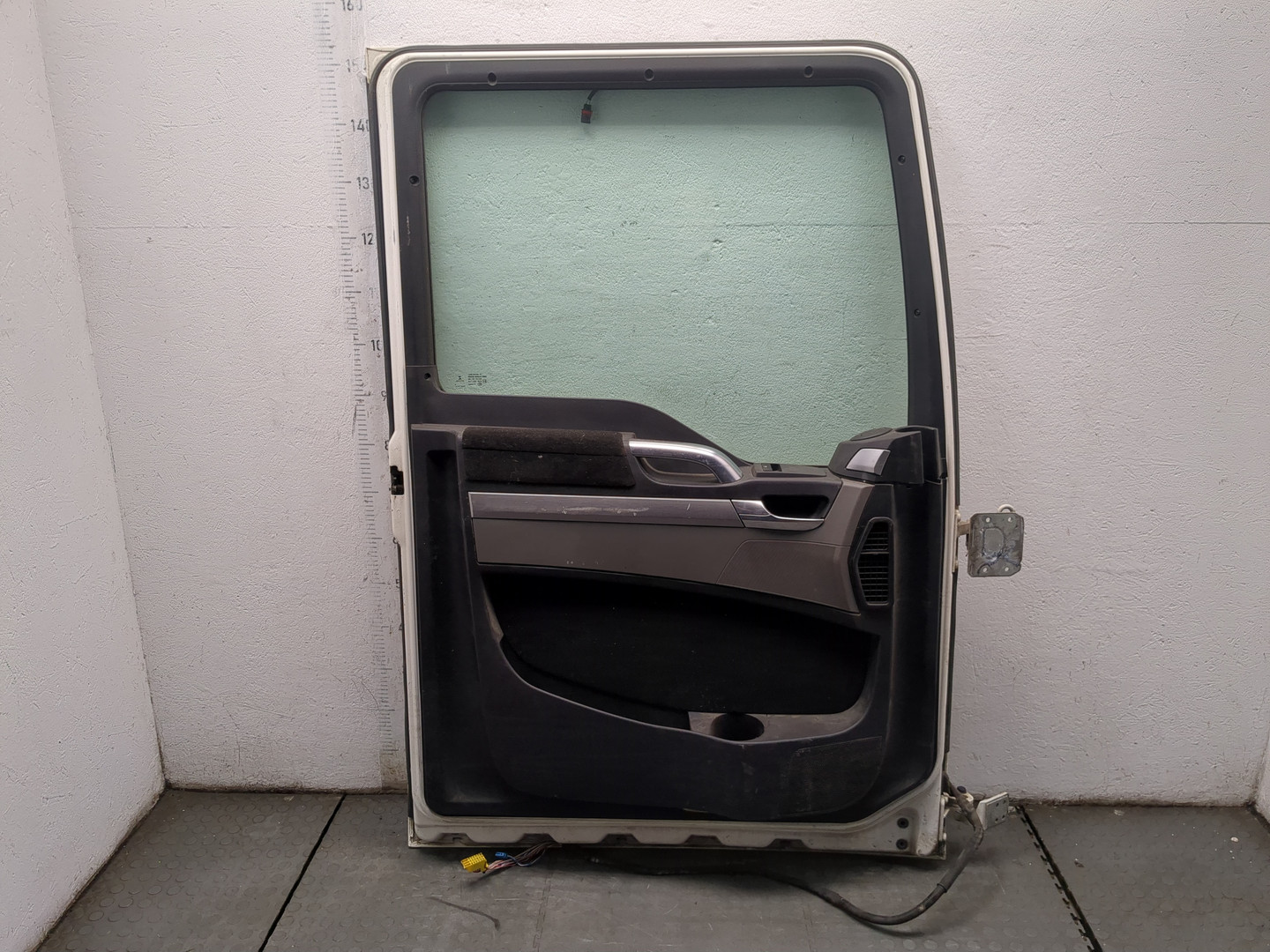 Дверь передняя левая