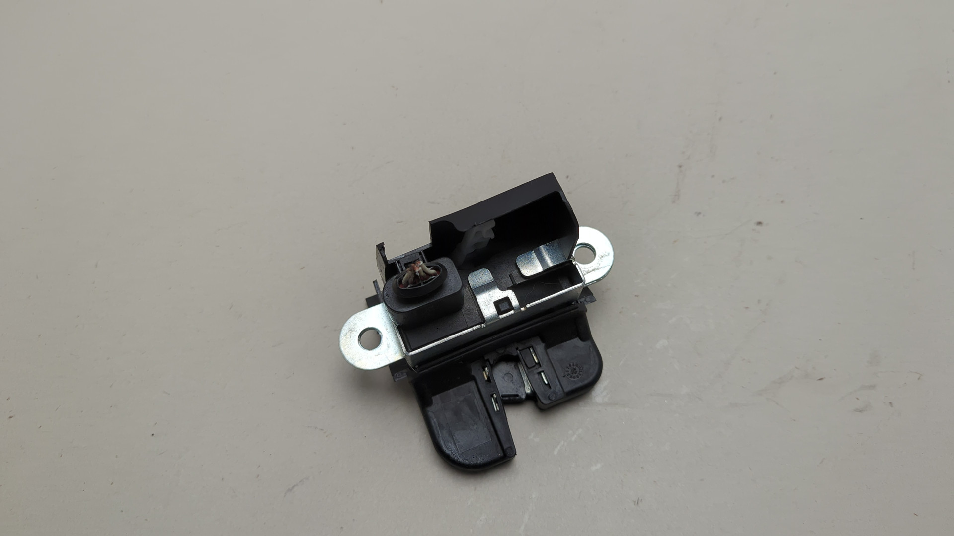 Замок багажника