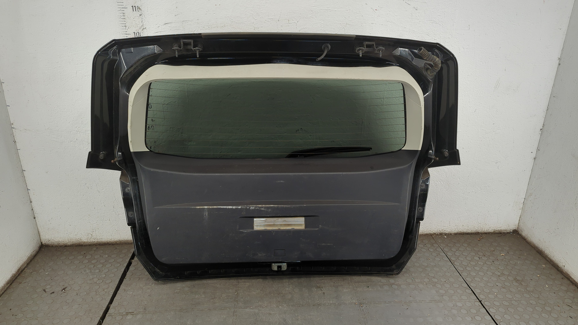 Дверь багажника