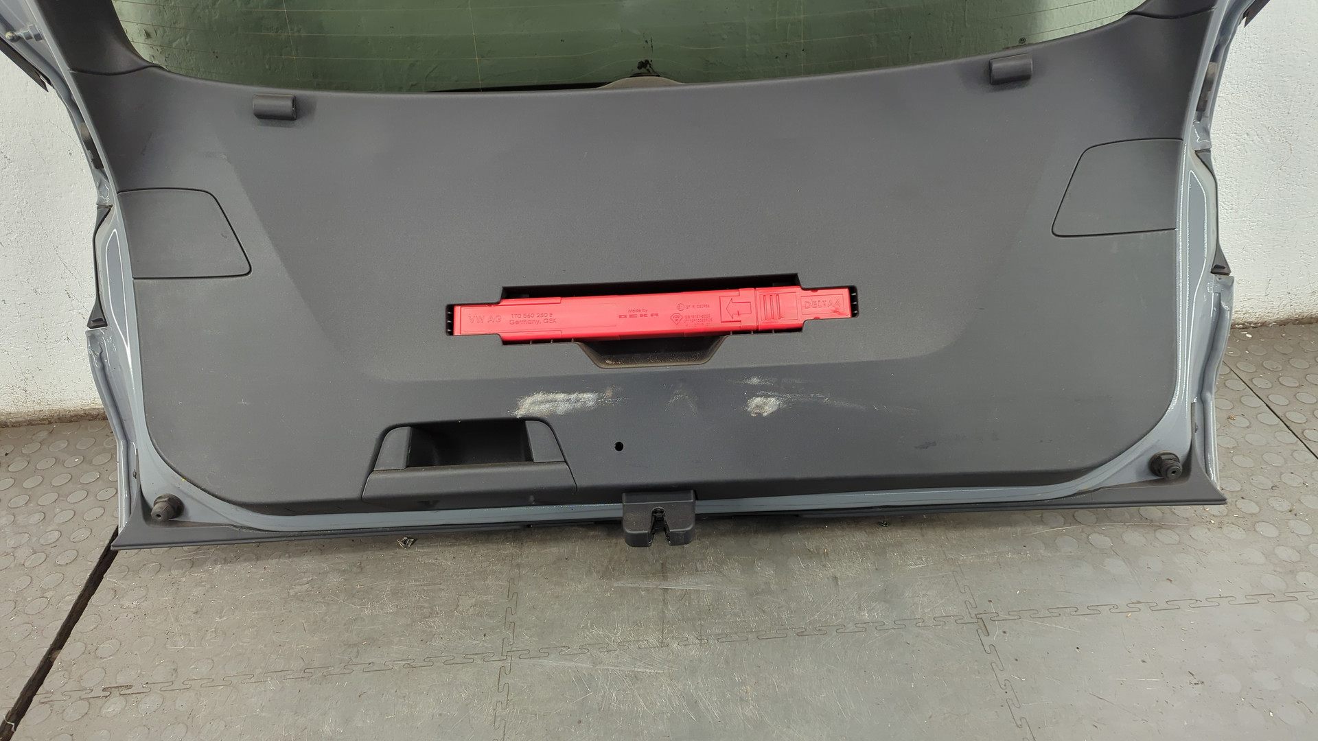 Дверь багажника