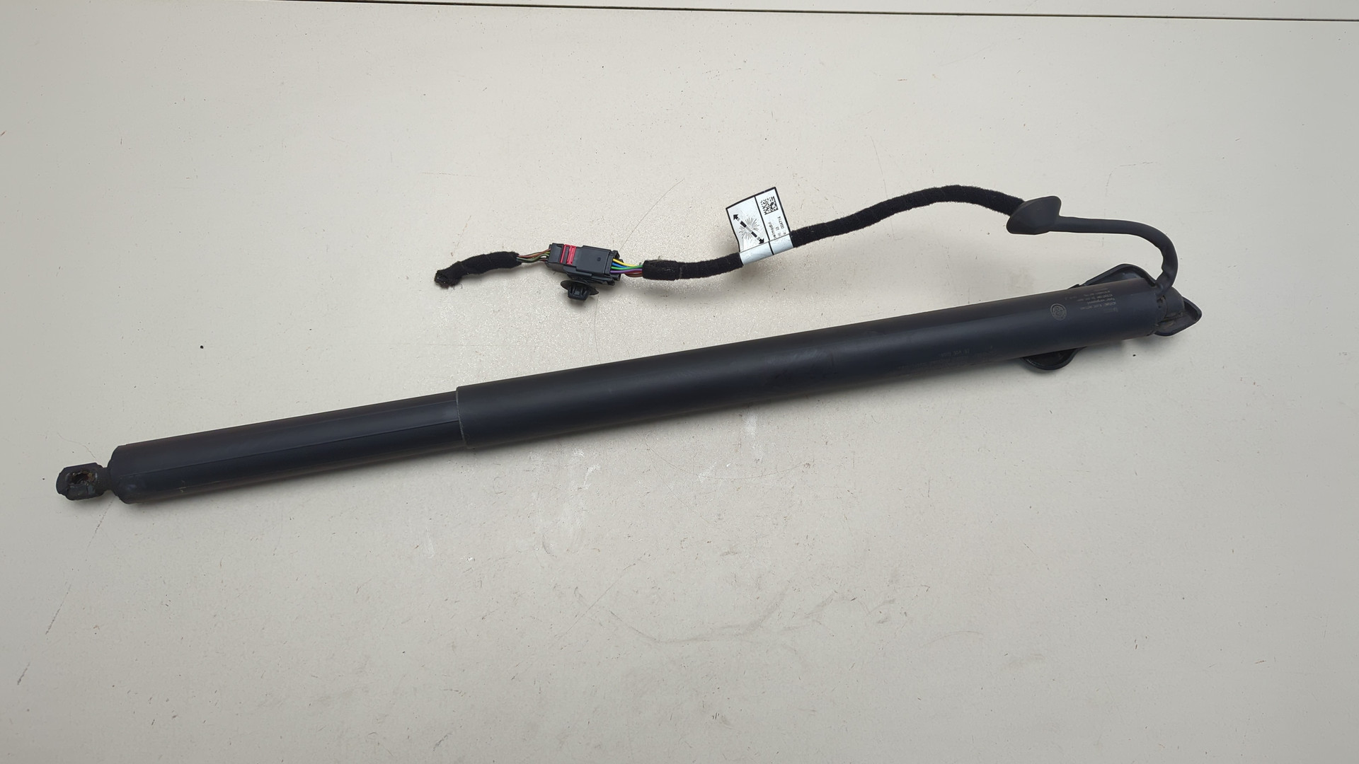 Амортизатор крышки багажника