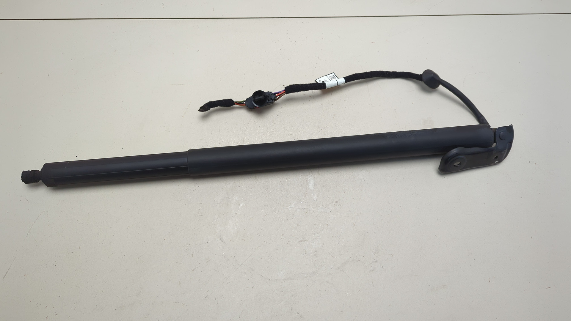 Амортизатор крышки багажника