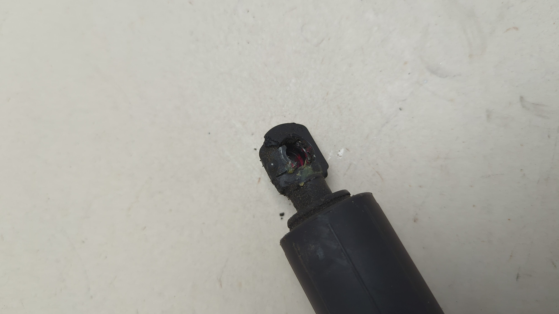 Амортизатор крышки багажника