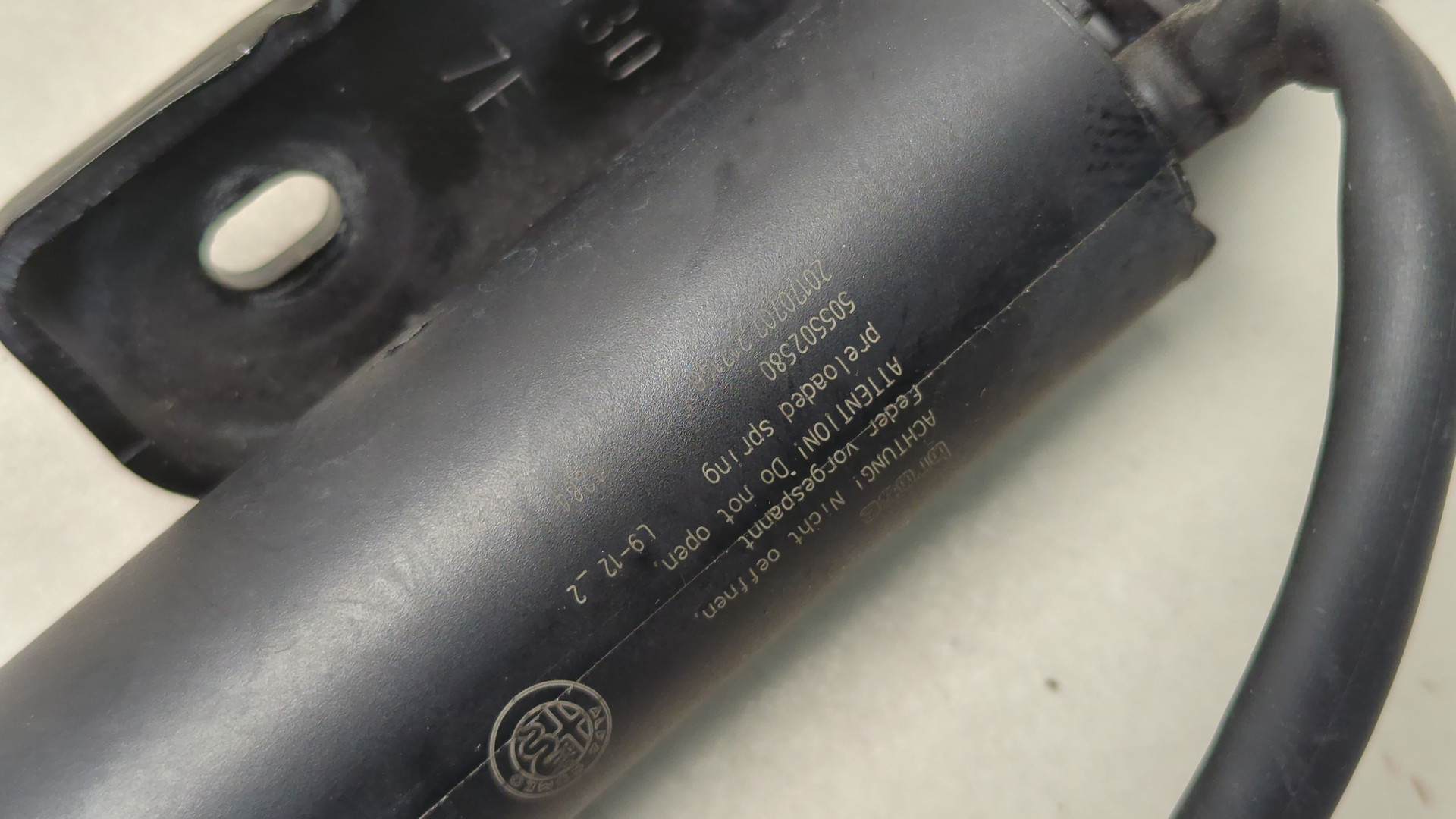 Амортизатор крышки багажника