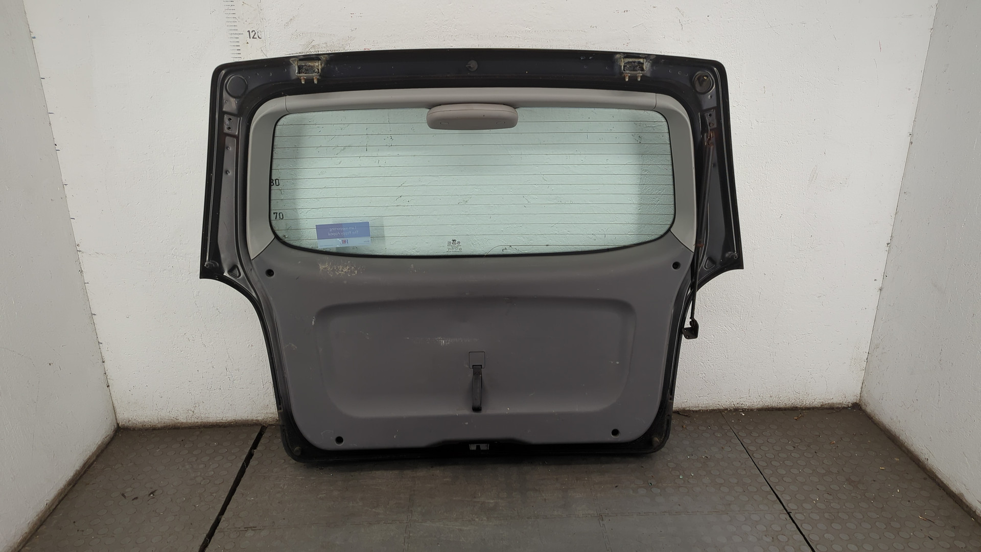 Дверь багажника