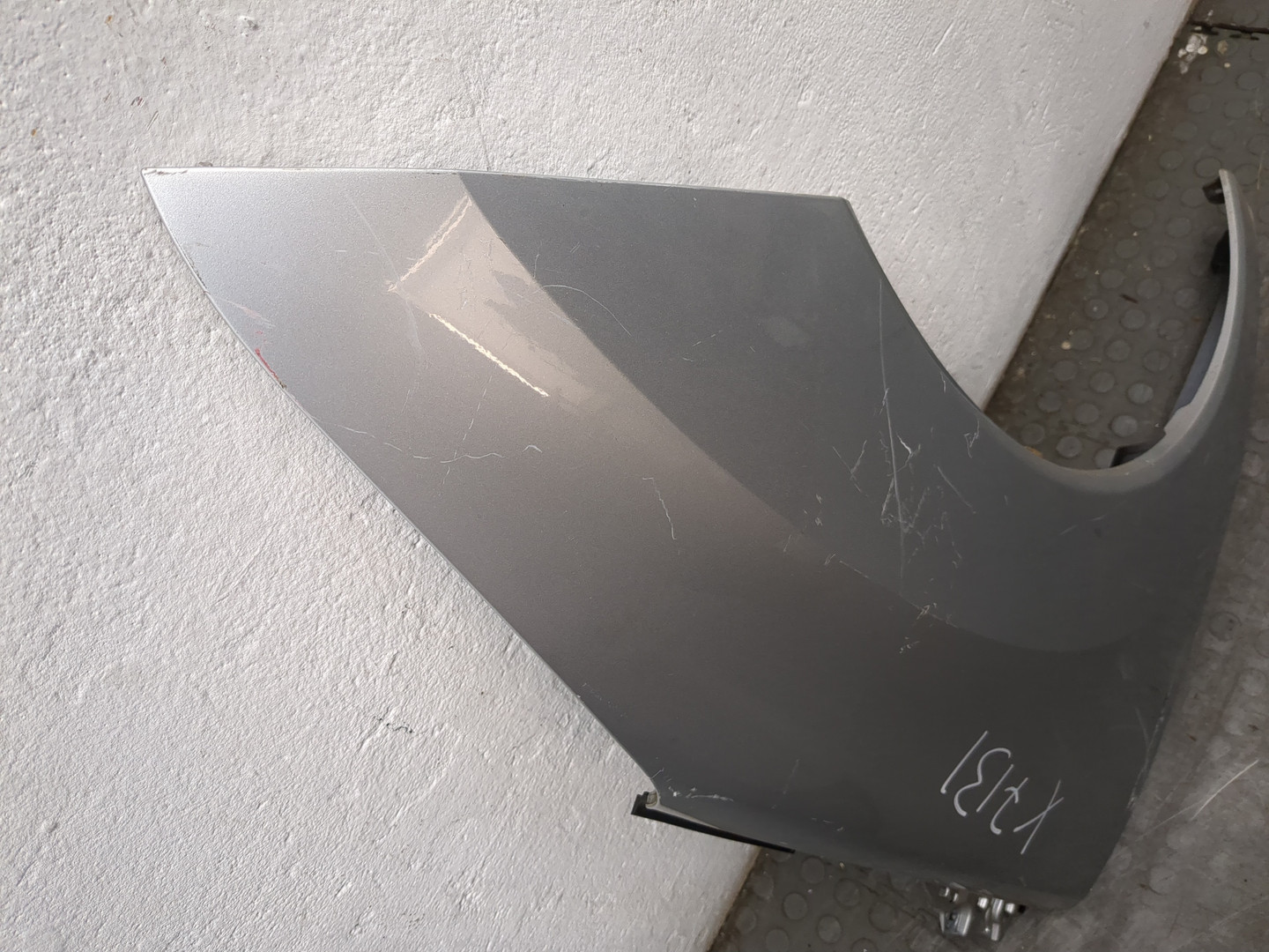 Крыло переднее правое