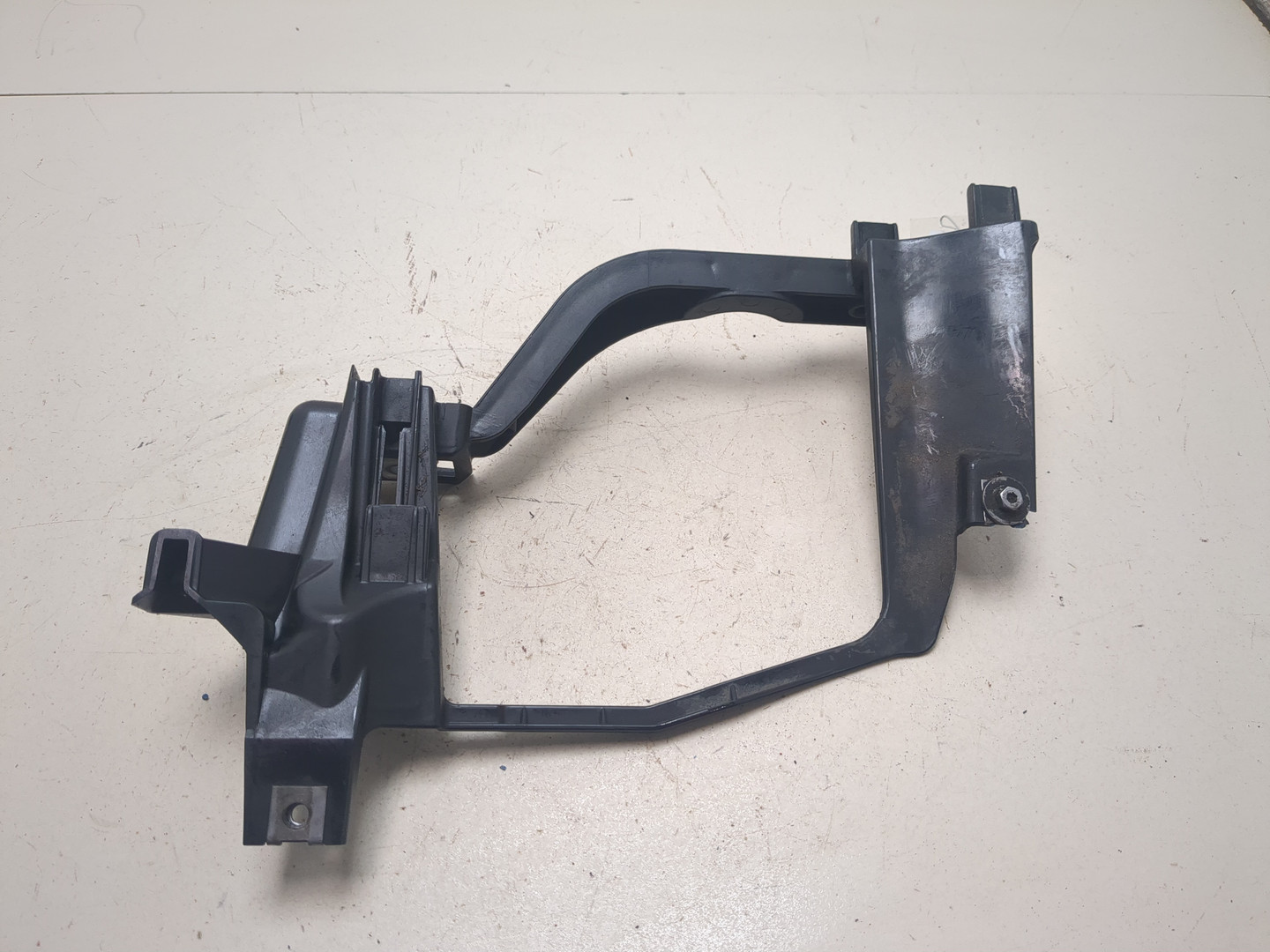 Кронштейн фар левый