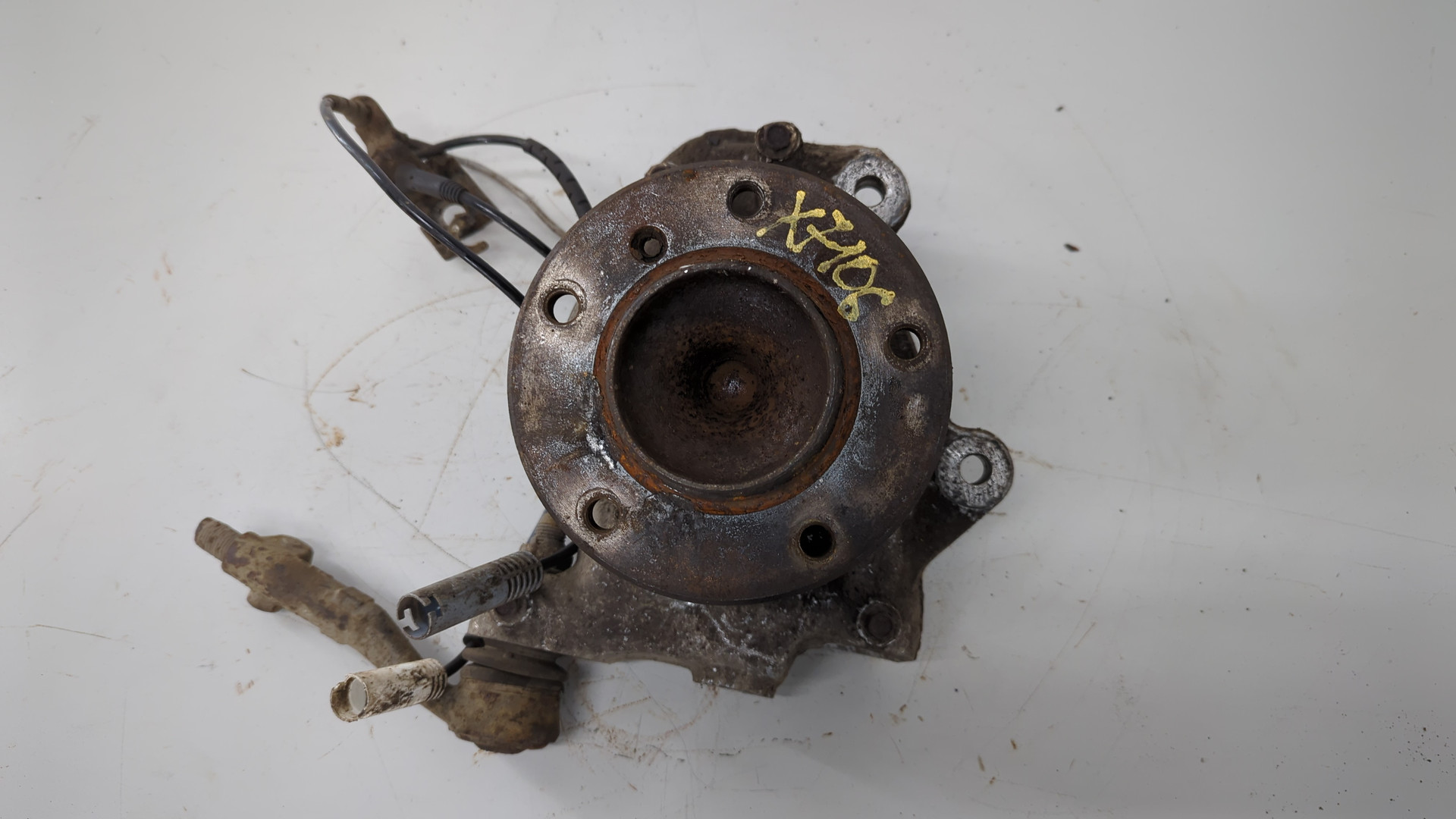 Кулак поворотный передний левый