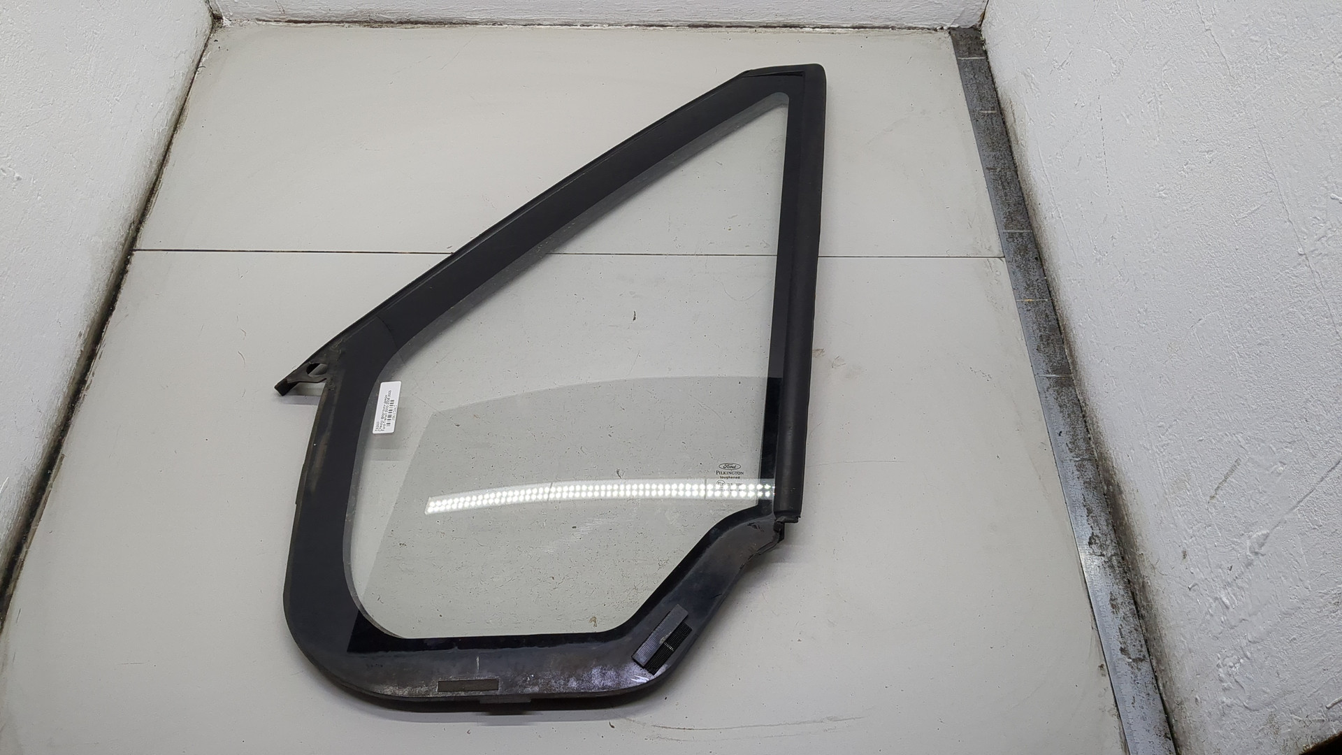 Стекло двери передней левой (форточка)