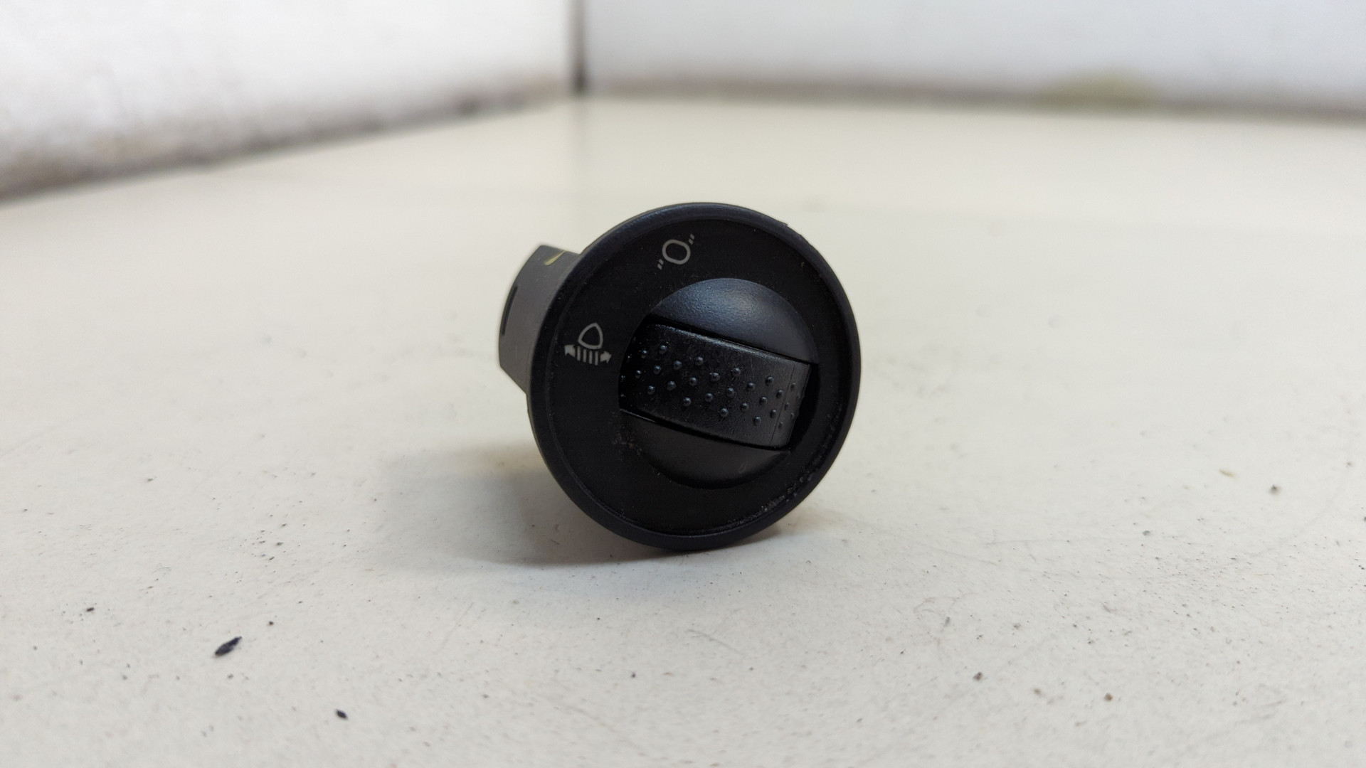 Кнопка корректора фар