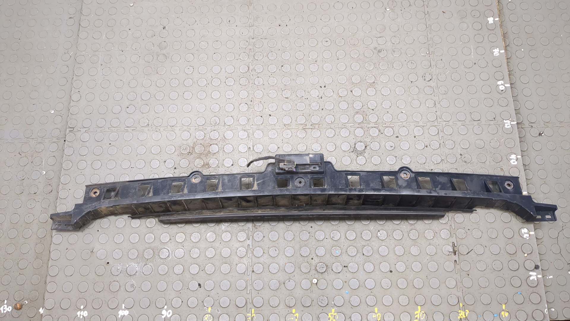 Кронштейн заднего бампера