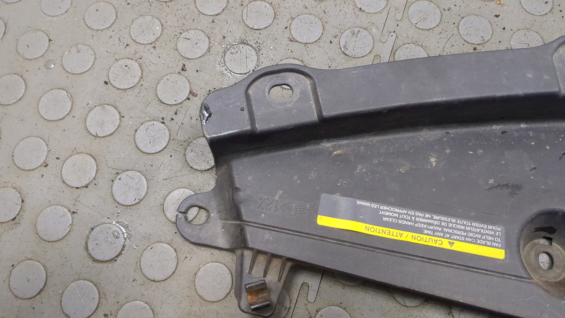 Кожух замка капота