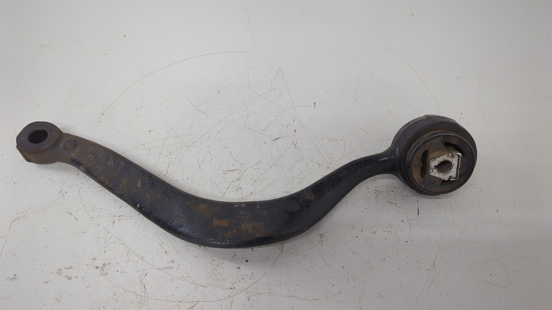 Рычаг передний левый
