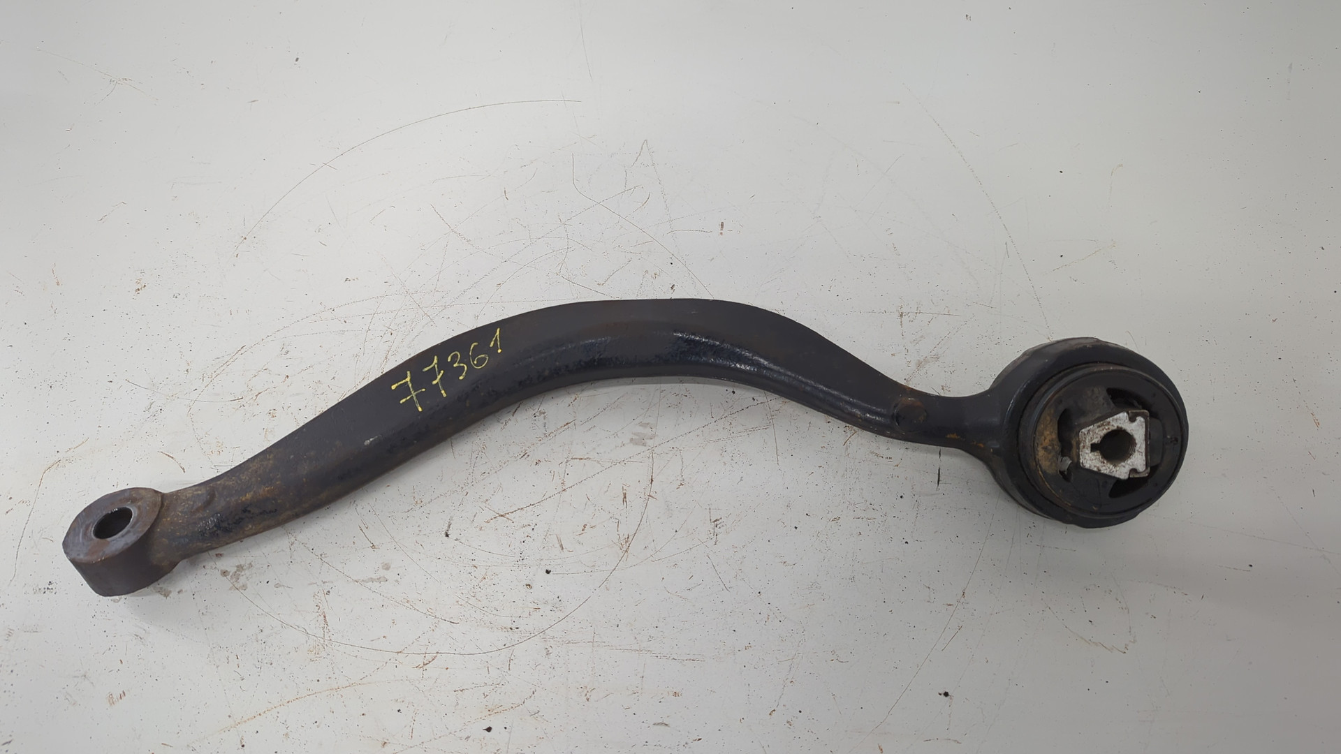 Рычаг передний левый