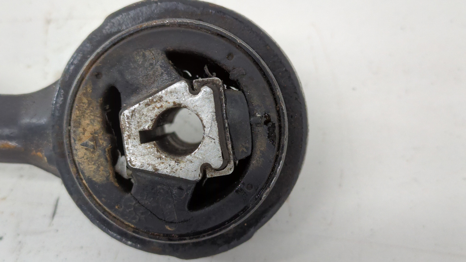 Рычаг передний левый