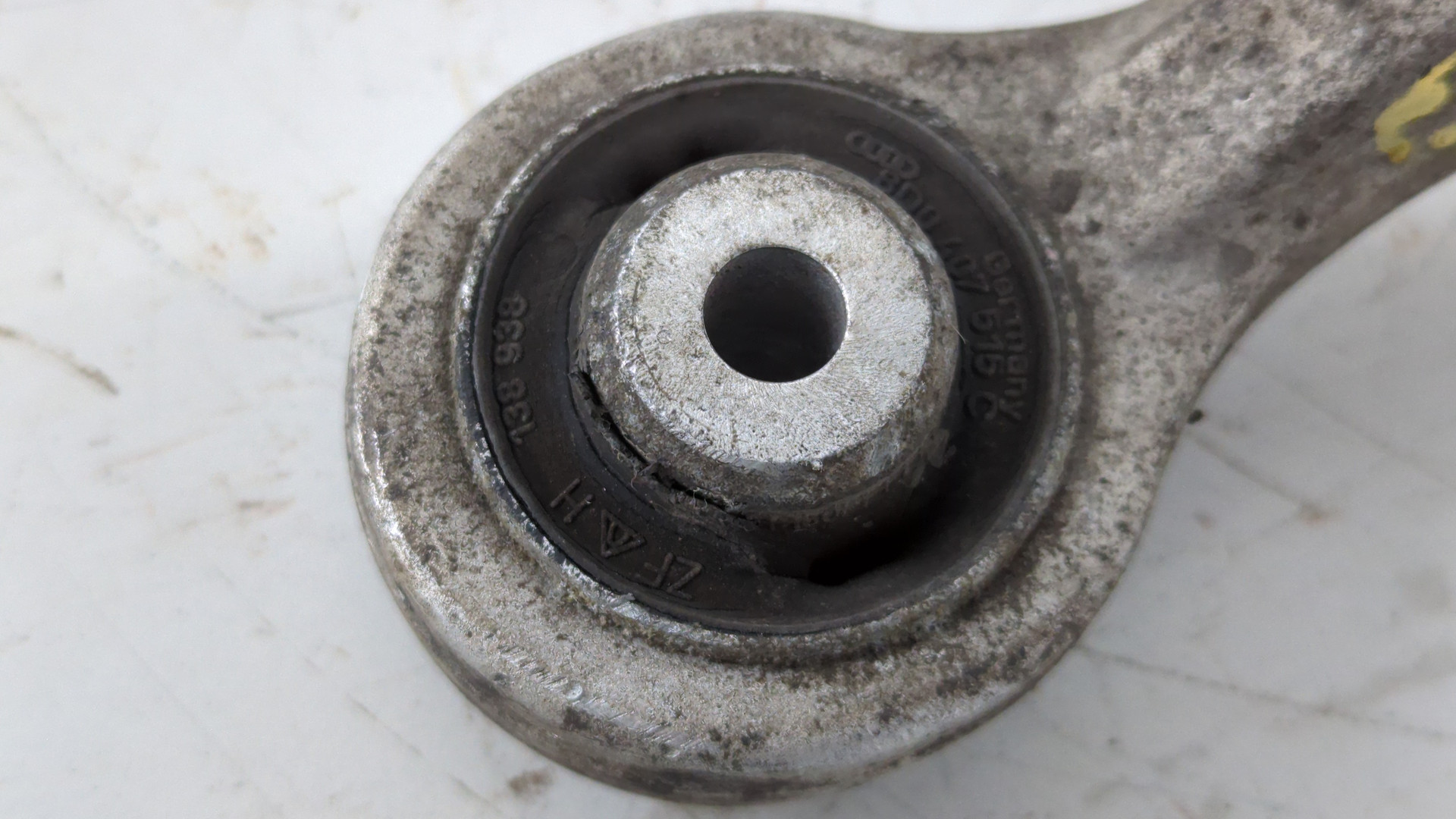 Рычаг передний левый